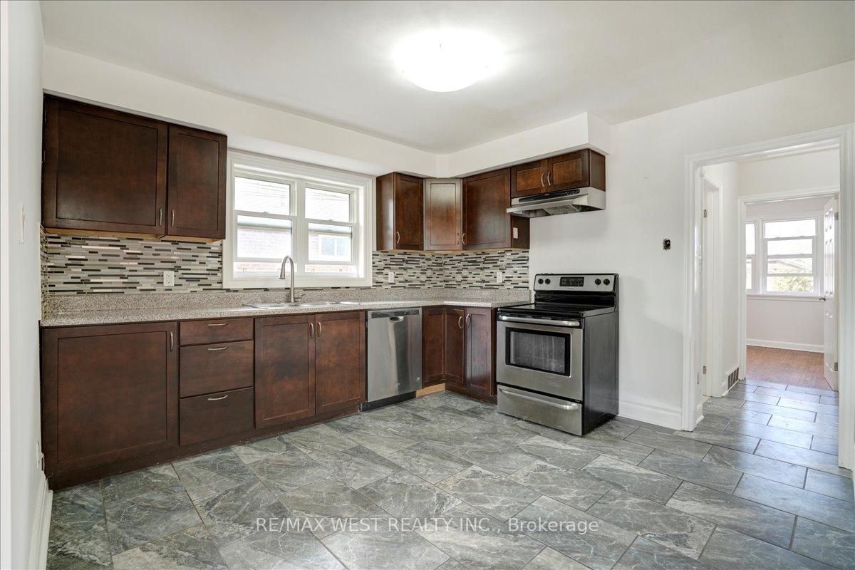 Photo 4 of 430 Ridgeway Avenue, Oshawa, McLaughlin — HOMEH