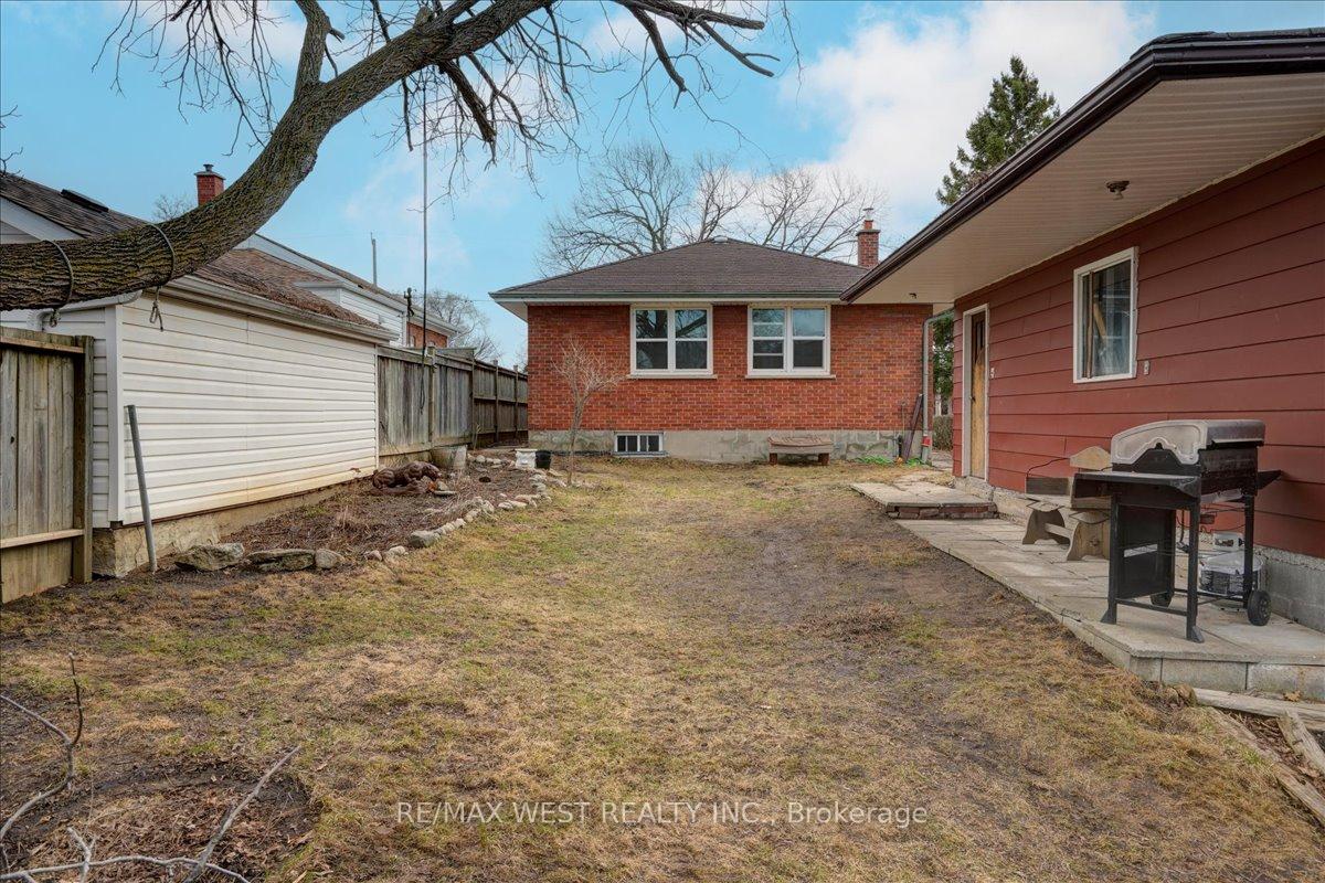 Photo 9 of 430 Ridgeway Avenue, Oshawa, McLaughlin — HOMEH