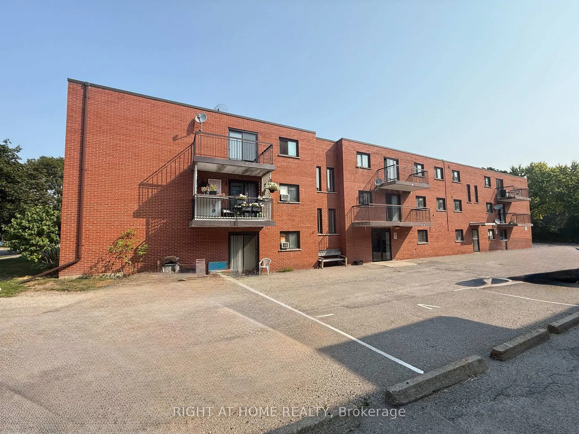 Front of Unit 207, 555 Oxford Street