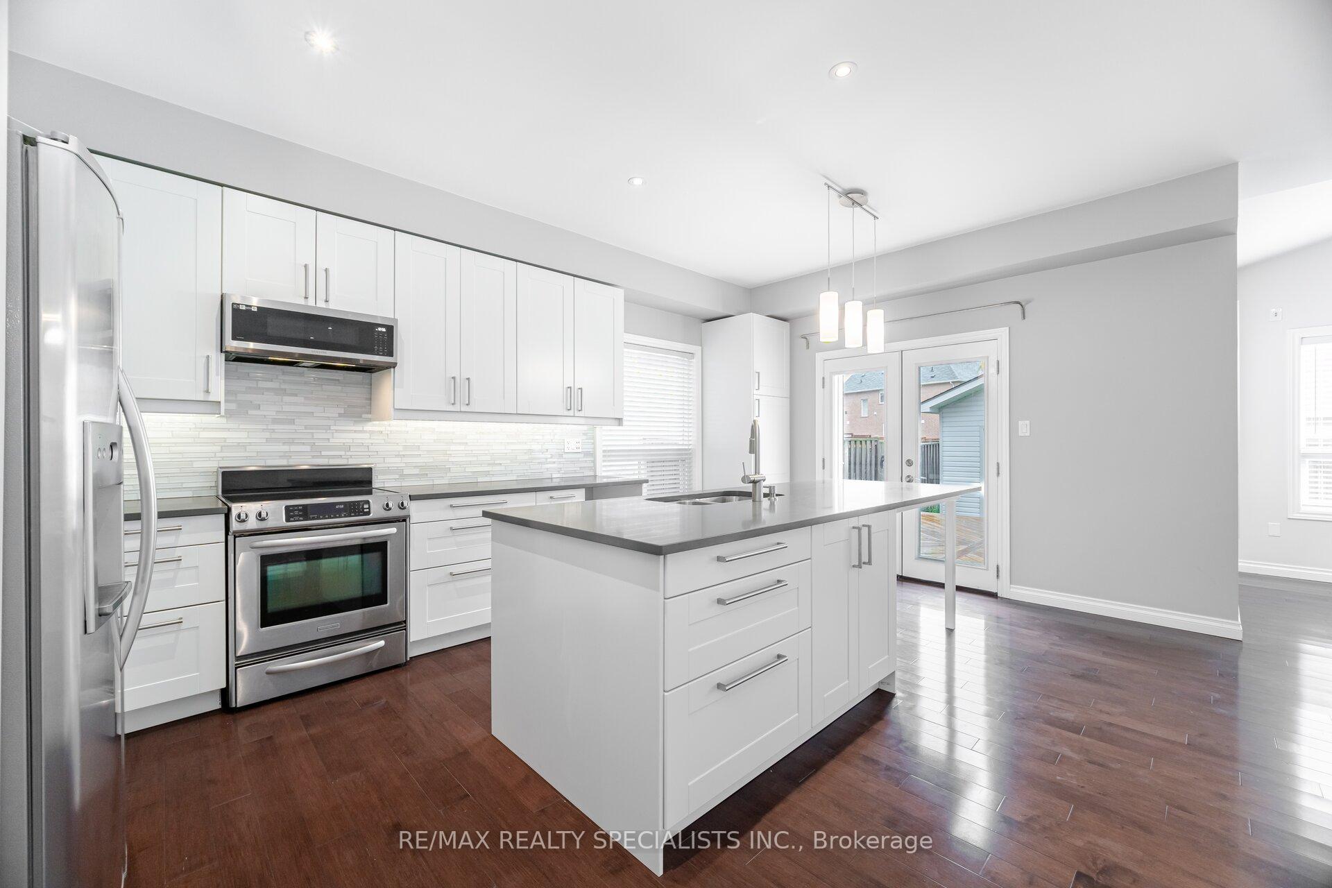 Photo 12 of 981 Kennedy Circle, Milton, Coates — HOMEH