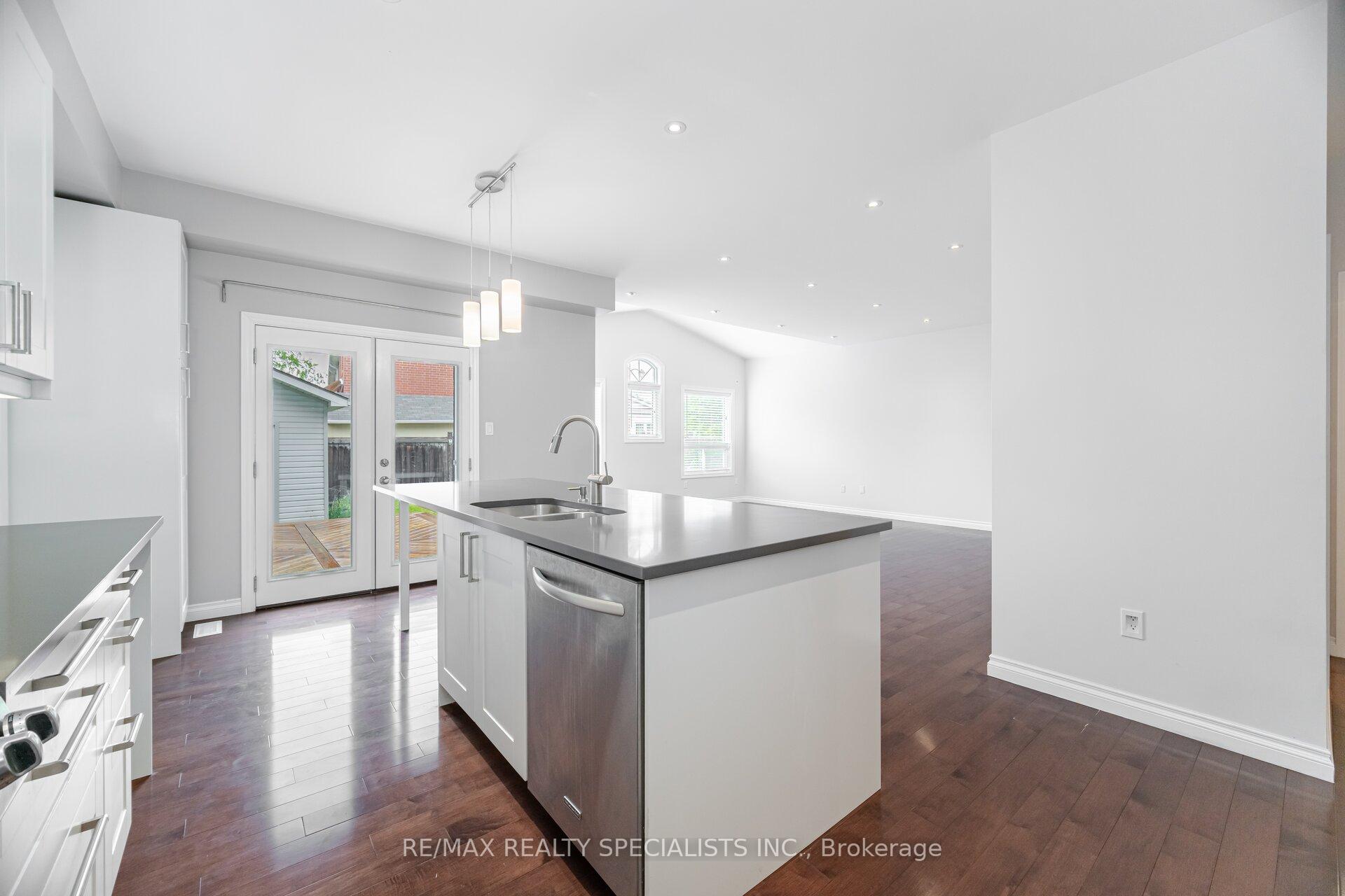 Photo 13 of 981 Kennedy Circle, Milton, Coates — HOMEH