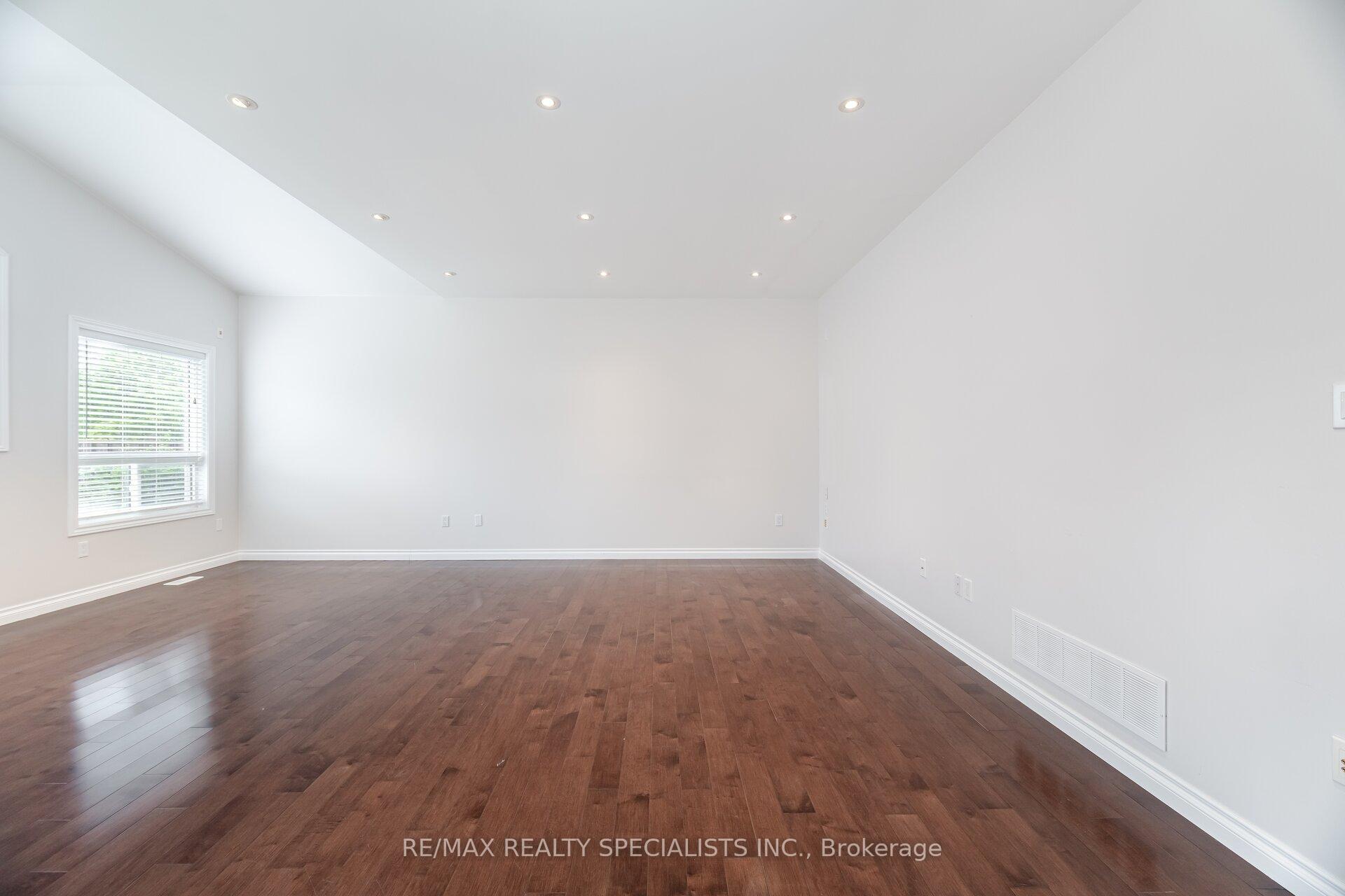 Photo 14 of 981 Kennedy Circle, Milton, Coates — HOMEH