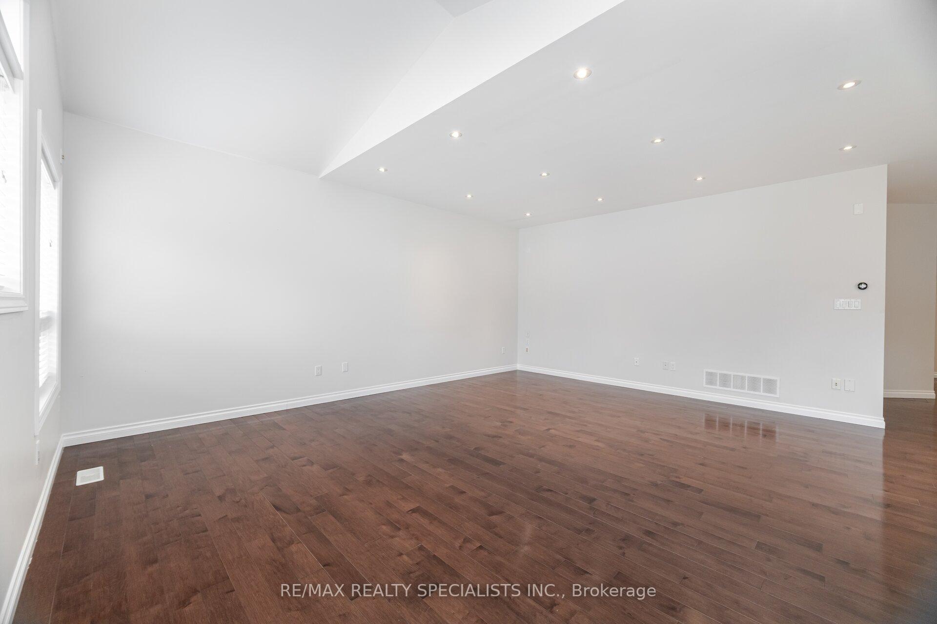 Photo 18 of 981 Kennedy Circle, Milton, Coates — HOMEH