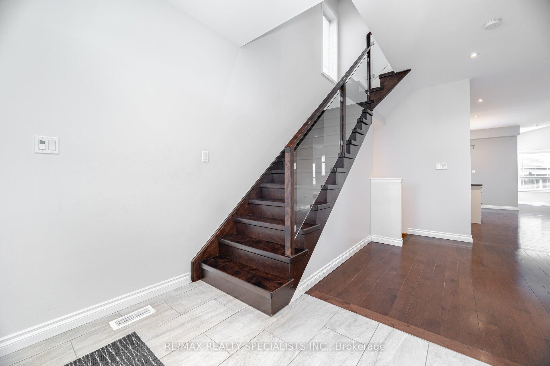 Photo 23 of 981 Kennedy Circle, Milton, Coates — HOMEH