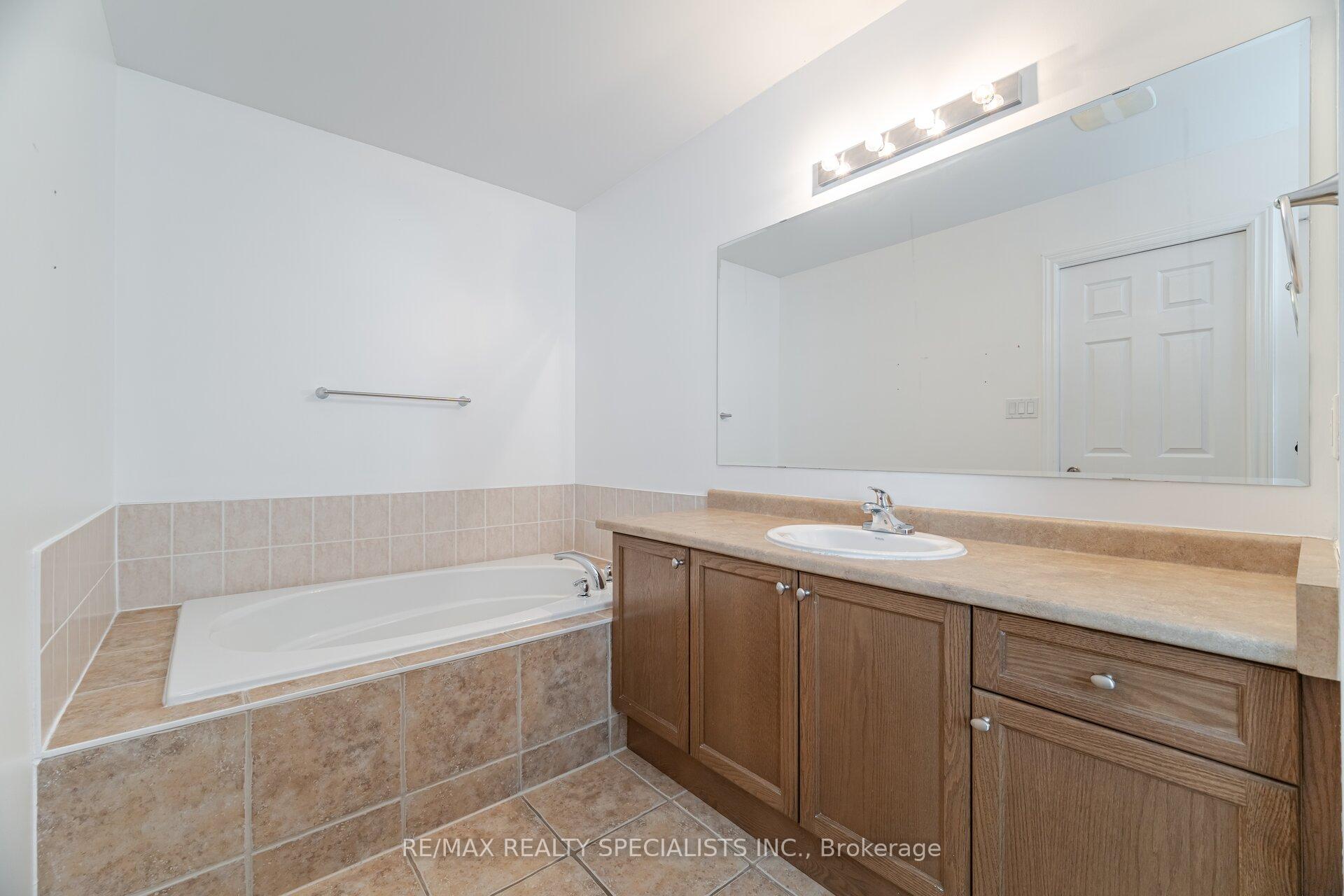 Photo 28 of 981 Kennedy Circle, Milton, Coates — HOMEH