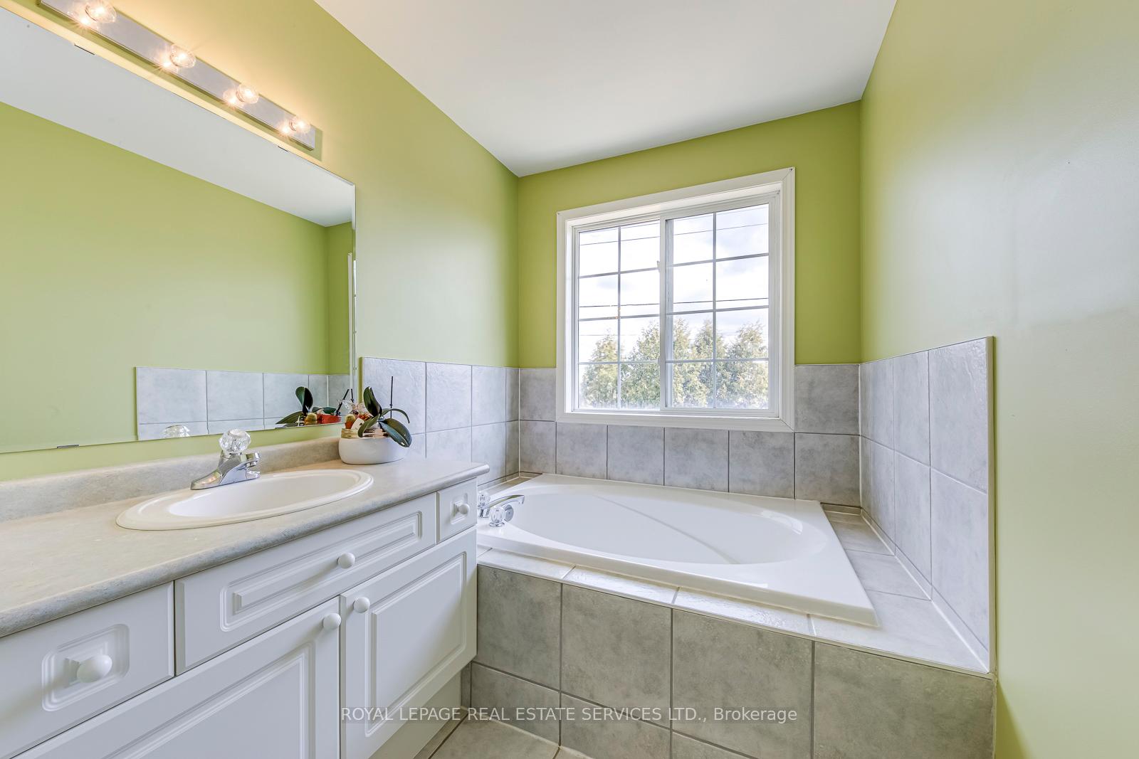 Photo 18 of 1652 Allan Crescent, Milton, Beaty — HOMEH