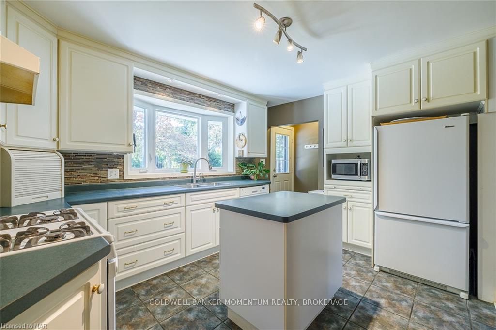 Photo 10 of 18 Alan Cr, Pelham, Fonthill — HOMEH