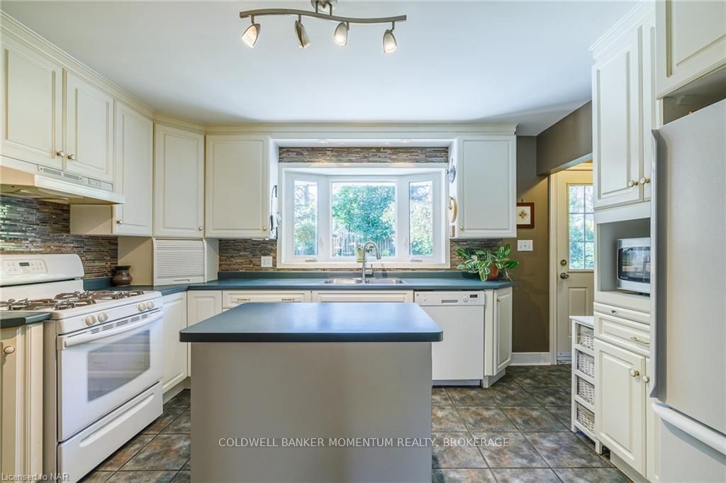 Photo 11 of 18 Alan Cr, Pelham, Fonthill — HOMEH