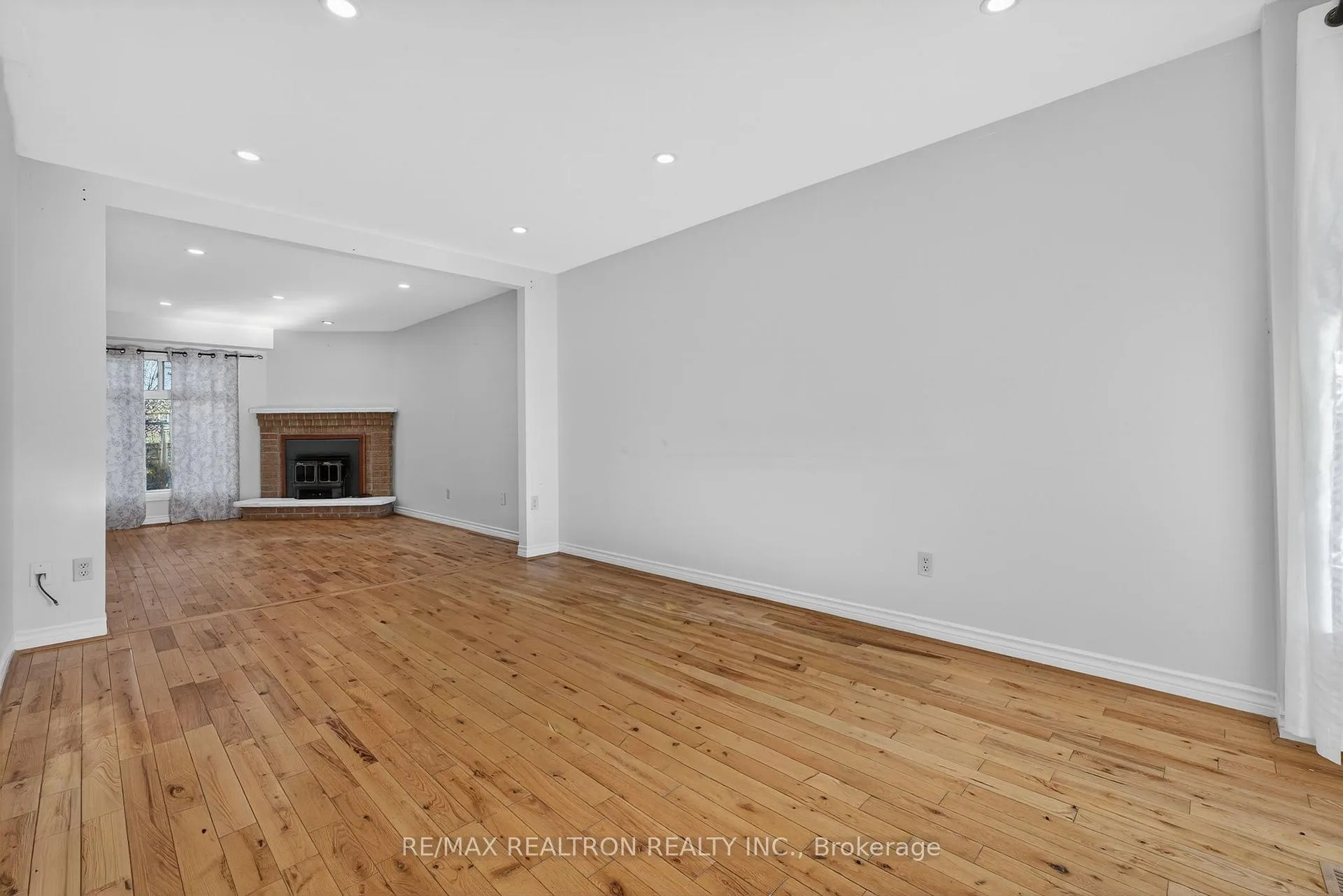 Photo 5 of 1622 Hollyhedge Drive, Pickering, Brock Ridge — HOMEH