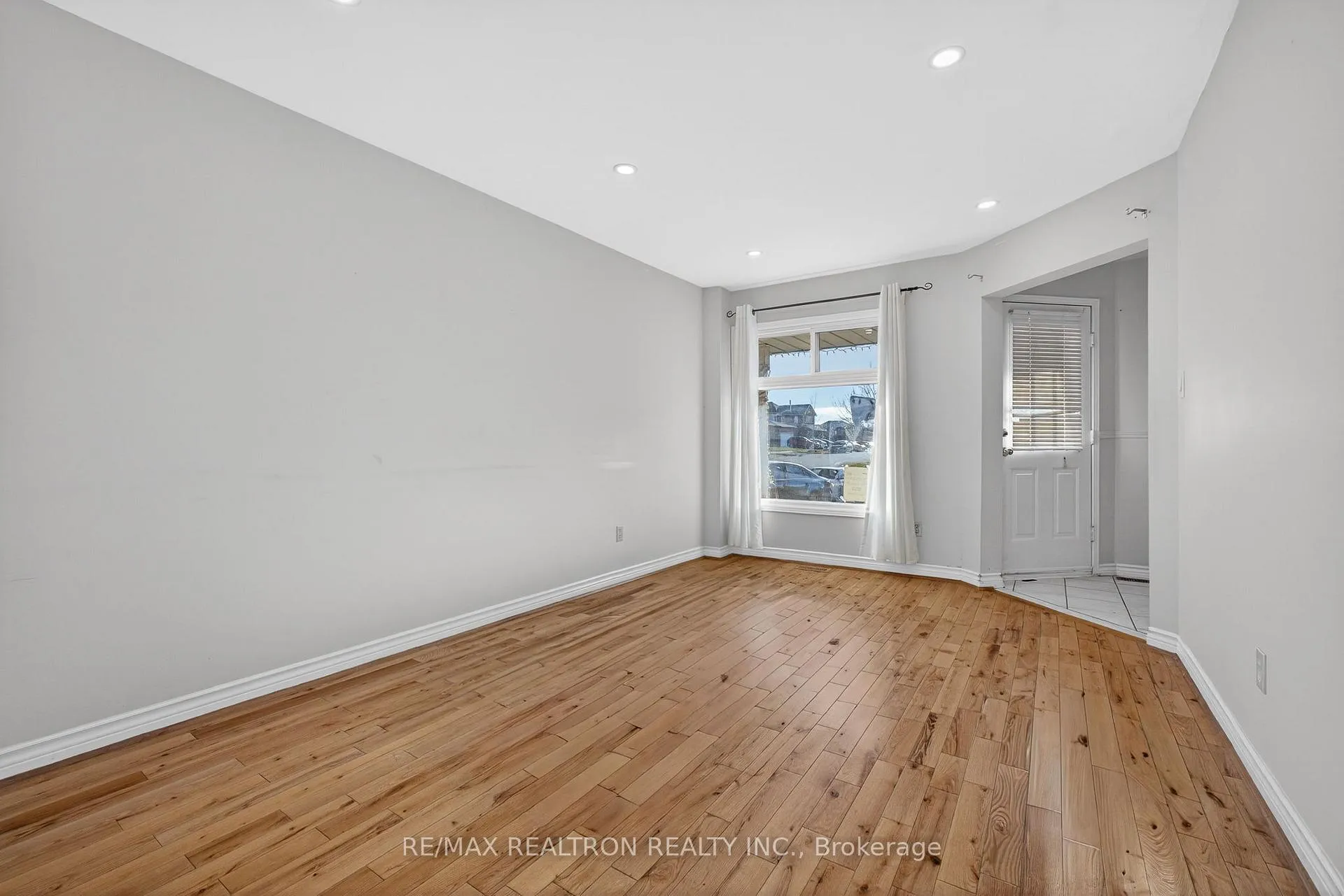 Photo 7 of 1622 Hollyhedge Drive, Pickering, Brock Ridge — HOMEH