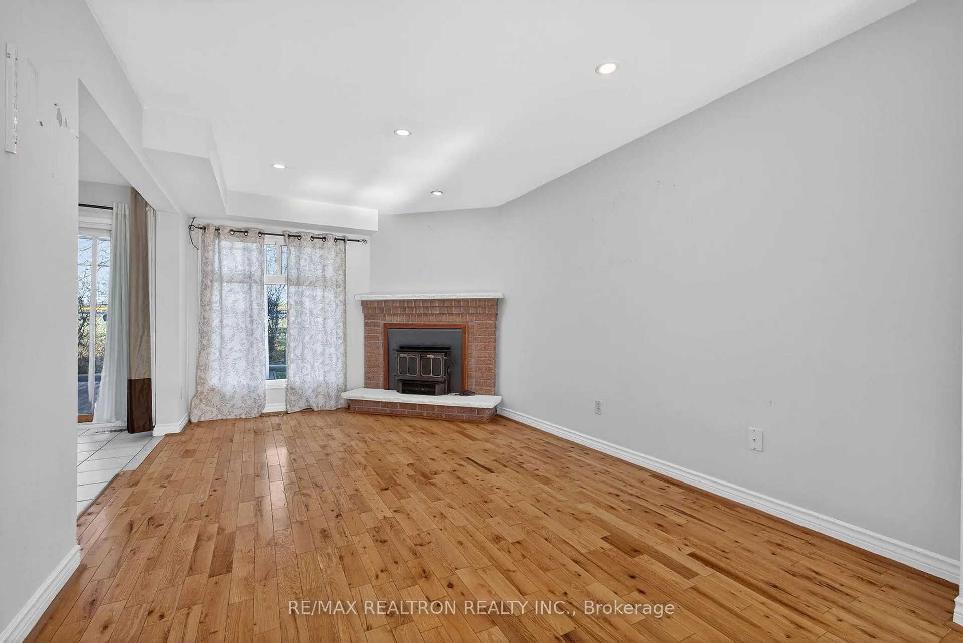 Photo 8 of 1622 Hollyhedge Drive, Pickering, Brock Ridge — HOMEH