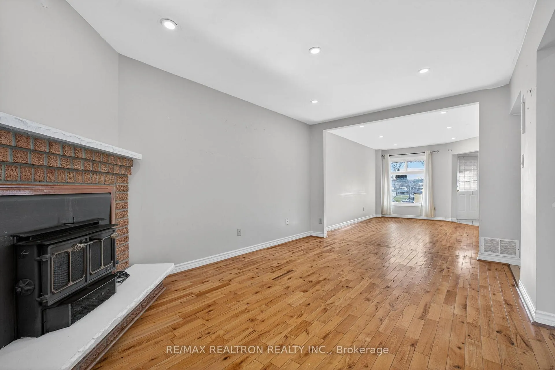 Photo 9 of 1622 Hollyhedge Drive, Pickering, Brock Ridge — HOMEH