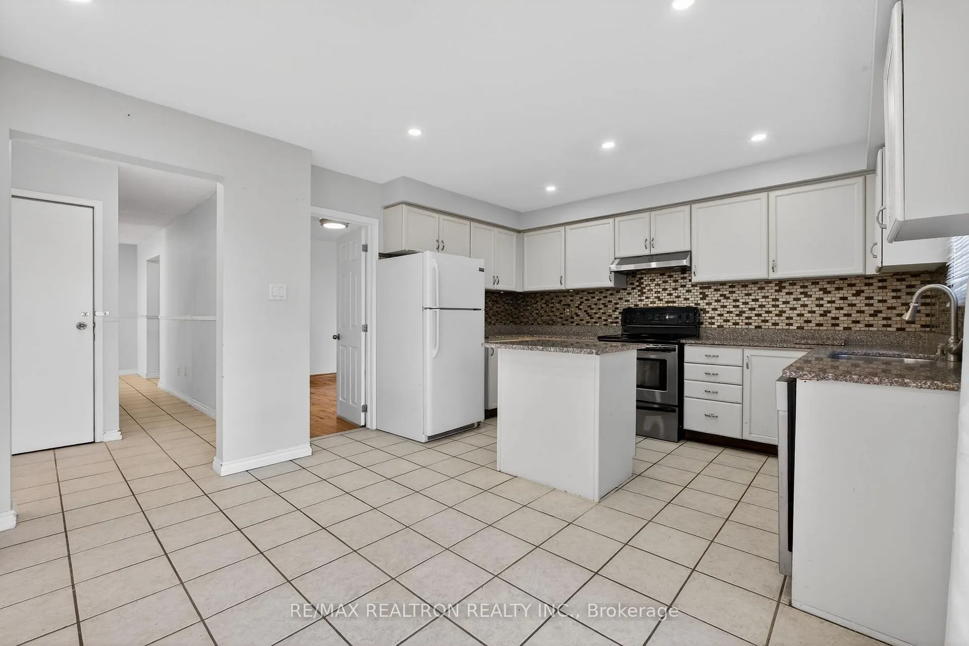 Photo 10 of 1622 Hollyhedge Drive, Pickering, Brock Ridge — HOMEH