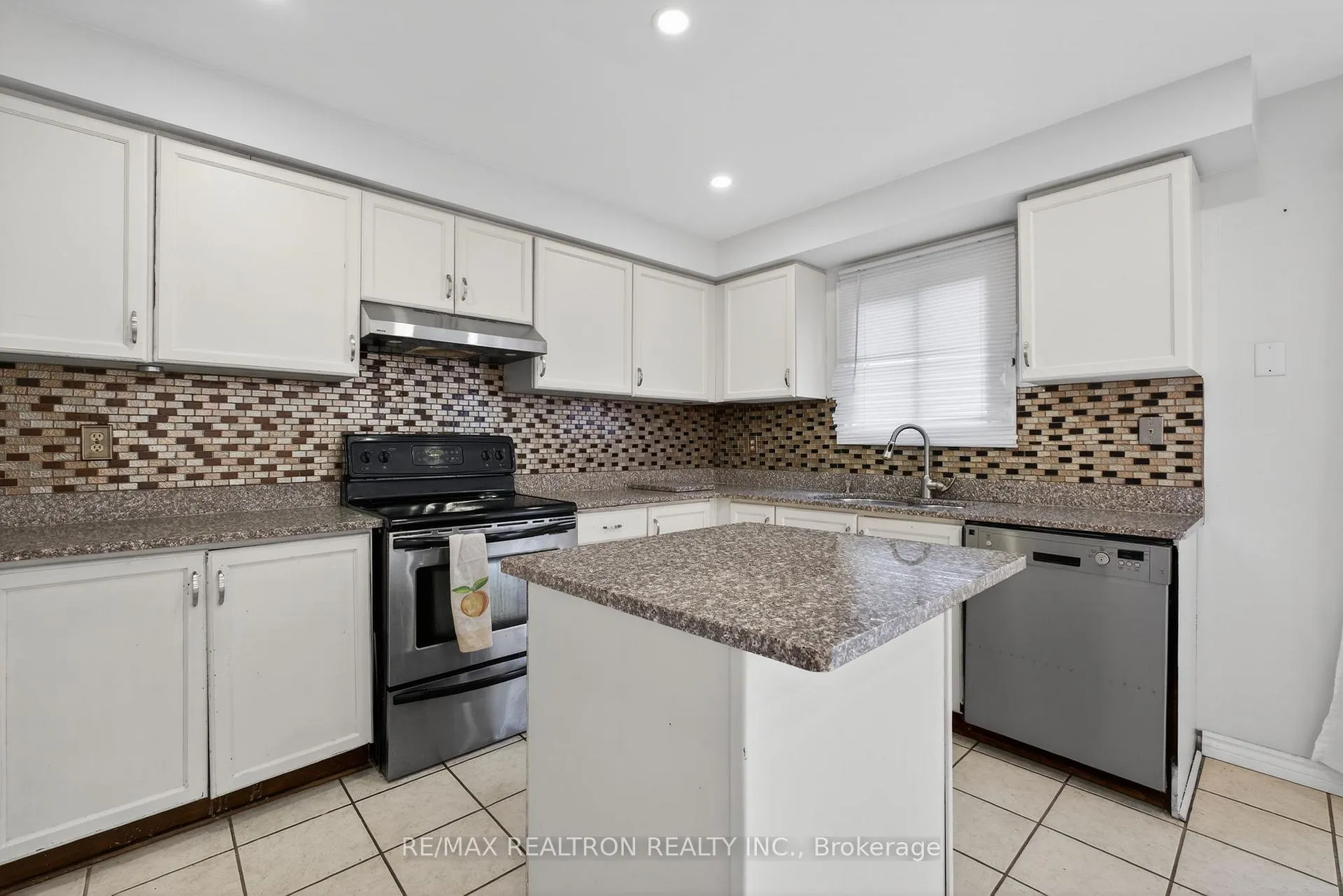 Photo 12 of 1622 Hollyhedge Drive, Pickering, Brock Ridge — HOMEH