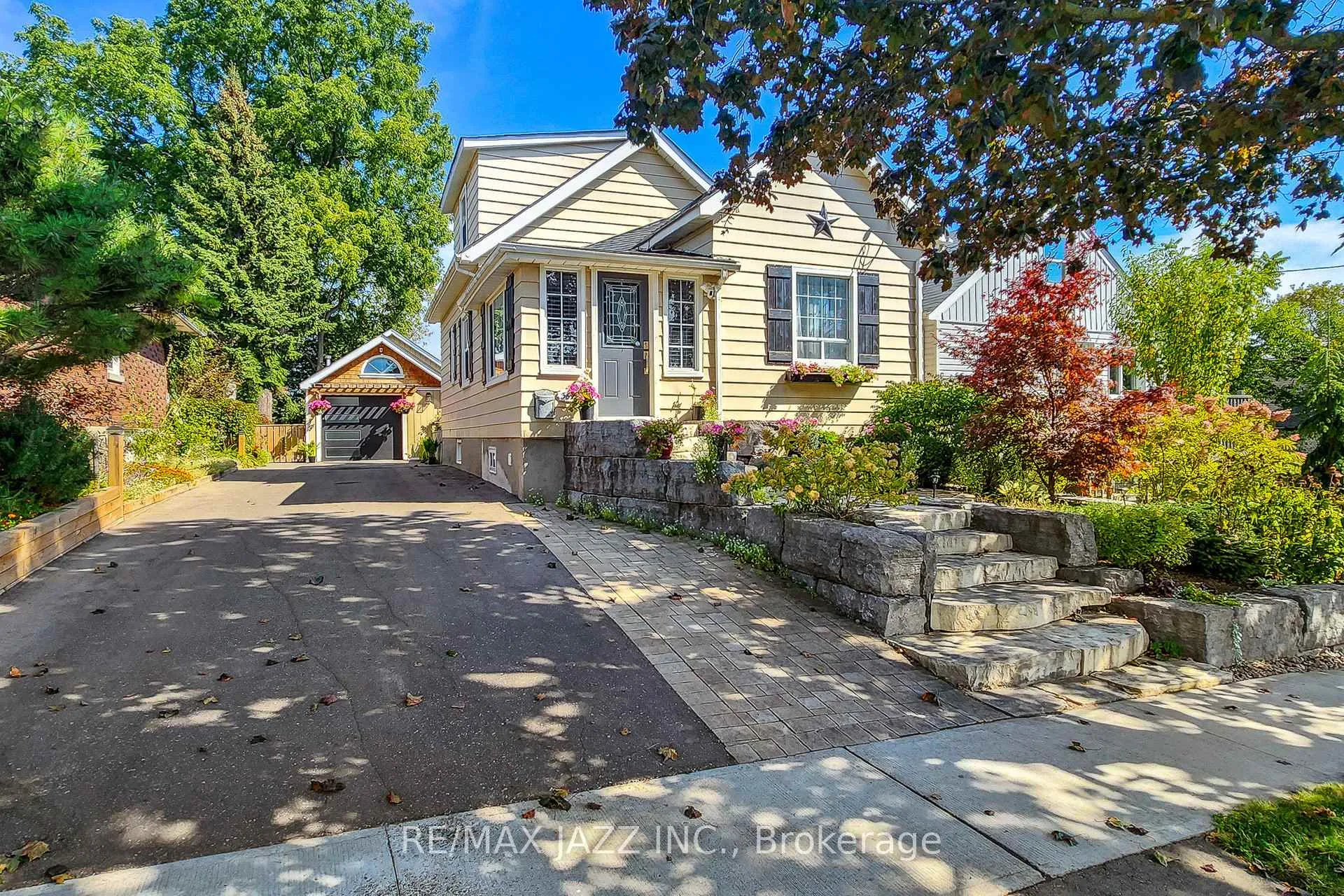 Front of 361 Oshawa Boulevard N