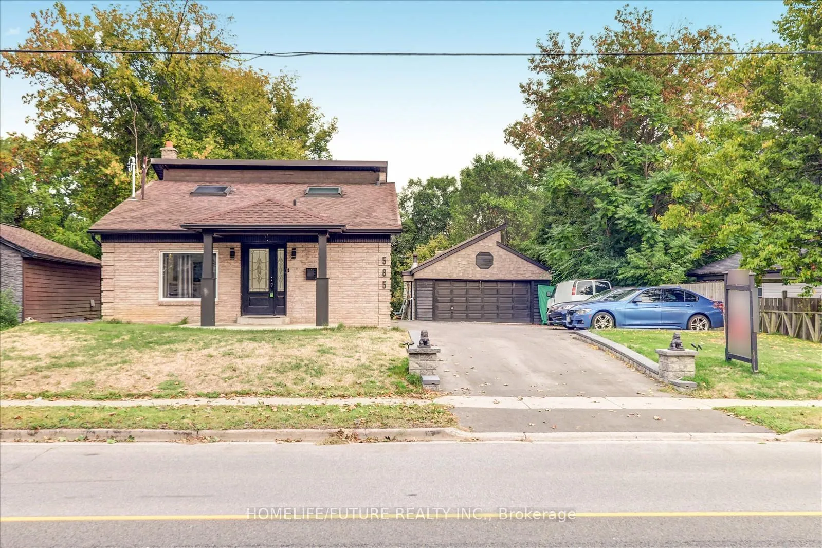 Front of 585 Wilson Road N