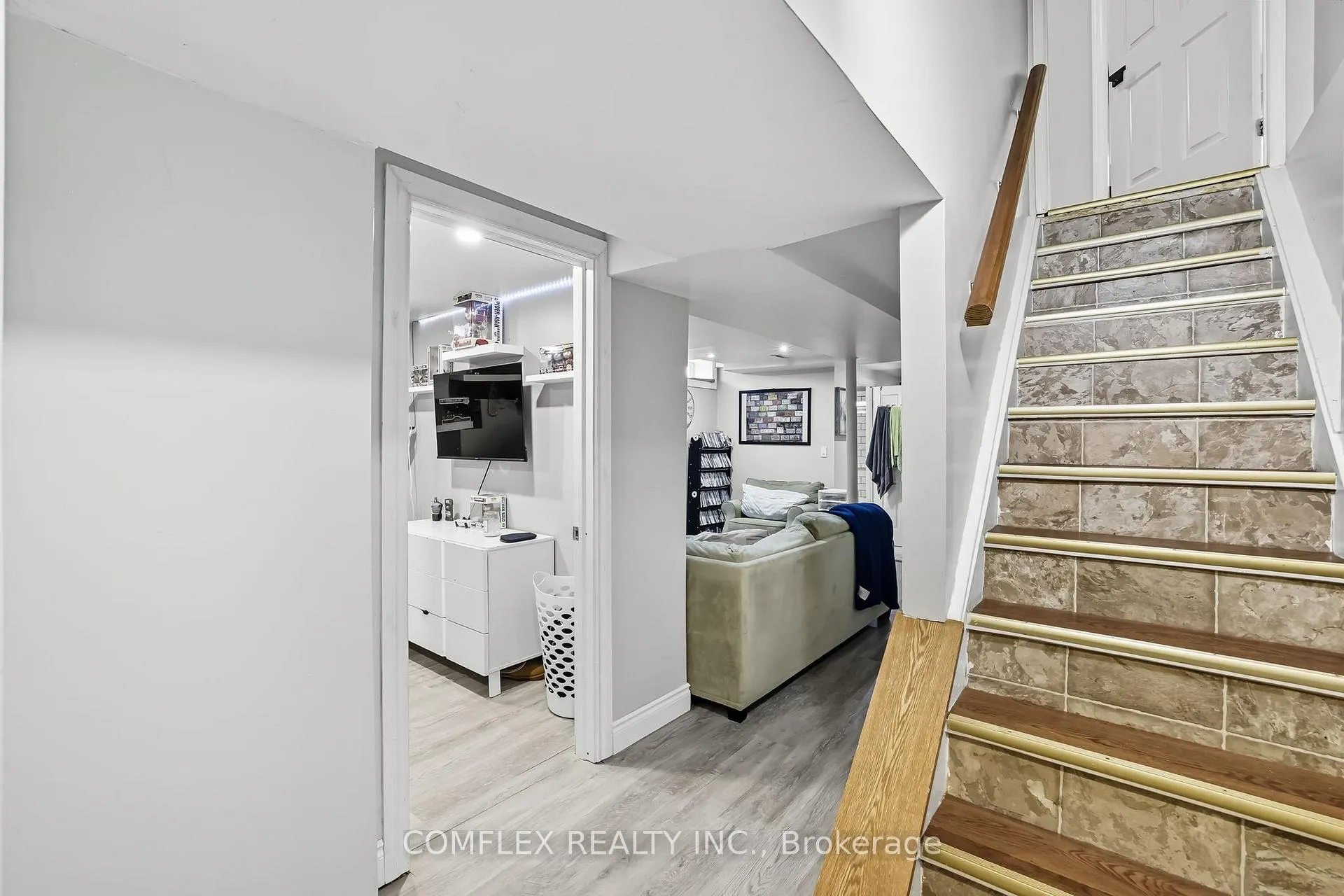 Photo 32 of 680 Avery Court, Oshawa, Pinecrest — HOMEH
