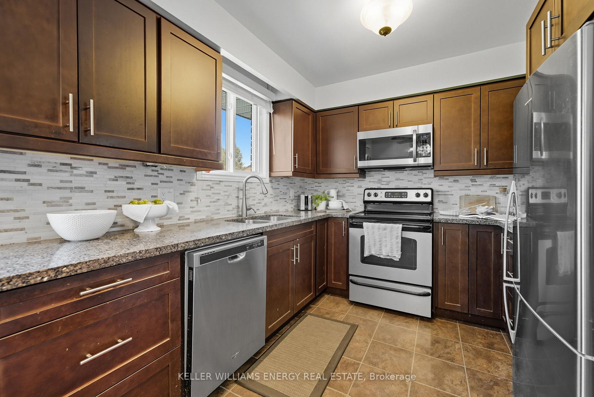 Photo 8 of 872 Mount Allan Avenue, Oshawa, Northglen — HOMEH