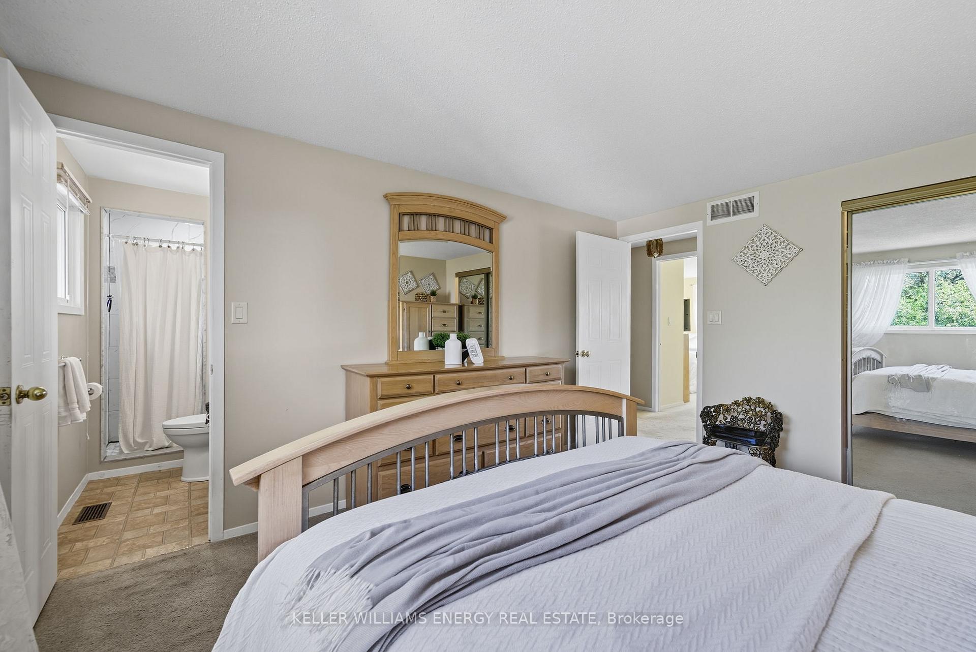 Photo 10 of 872 Mount Allan Avenue, Oshawa, Northglen — HOMEH