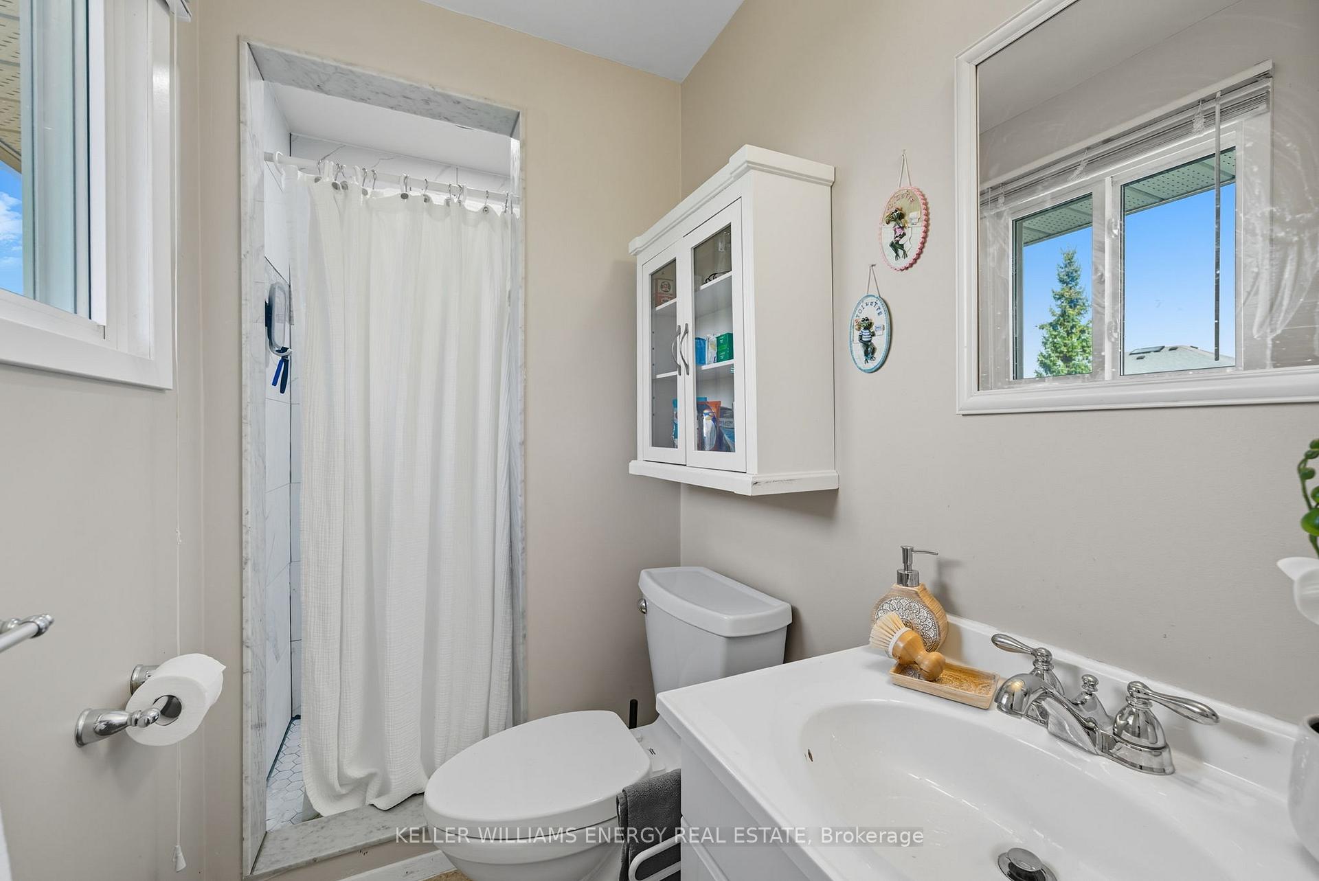 Photo 11 of 872 Mount Allan Avenue, Oshawa, Northglen — HOMEH