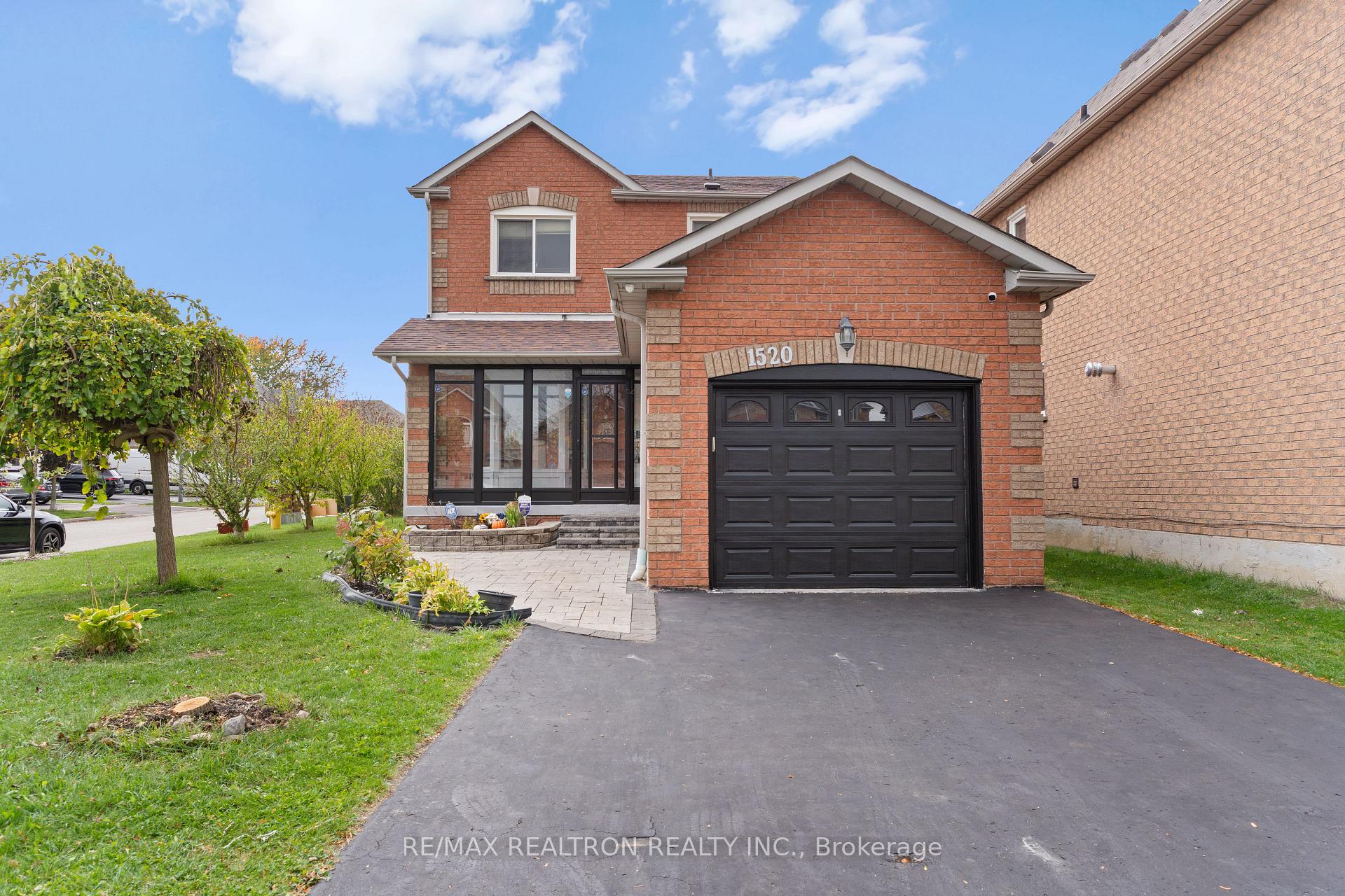 Front of 1520 Sandhurst Crescent