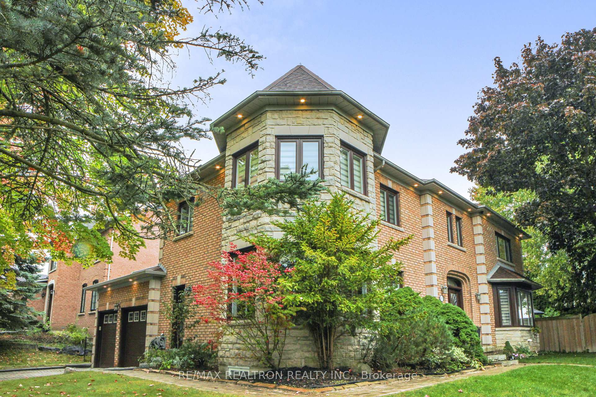 Front of 898 Stonehaven Avenue