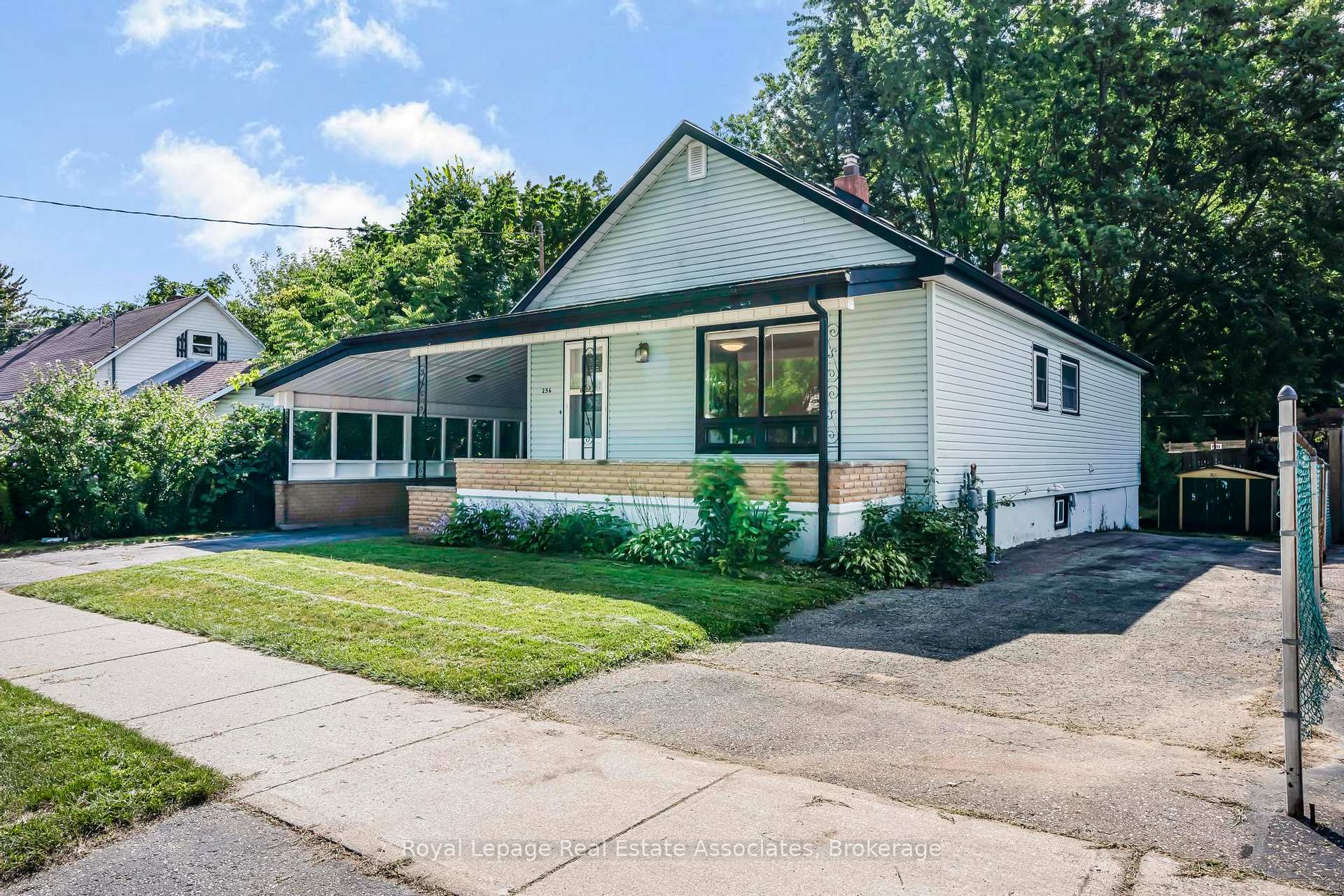 Photo 2 of 256 Chapel Street, Norfolk, Simcoe — HOMEH