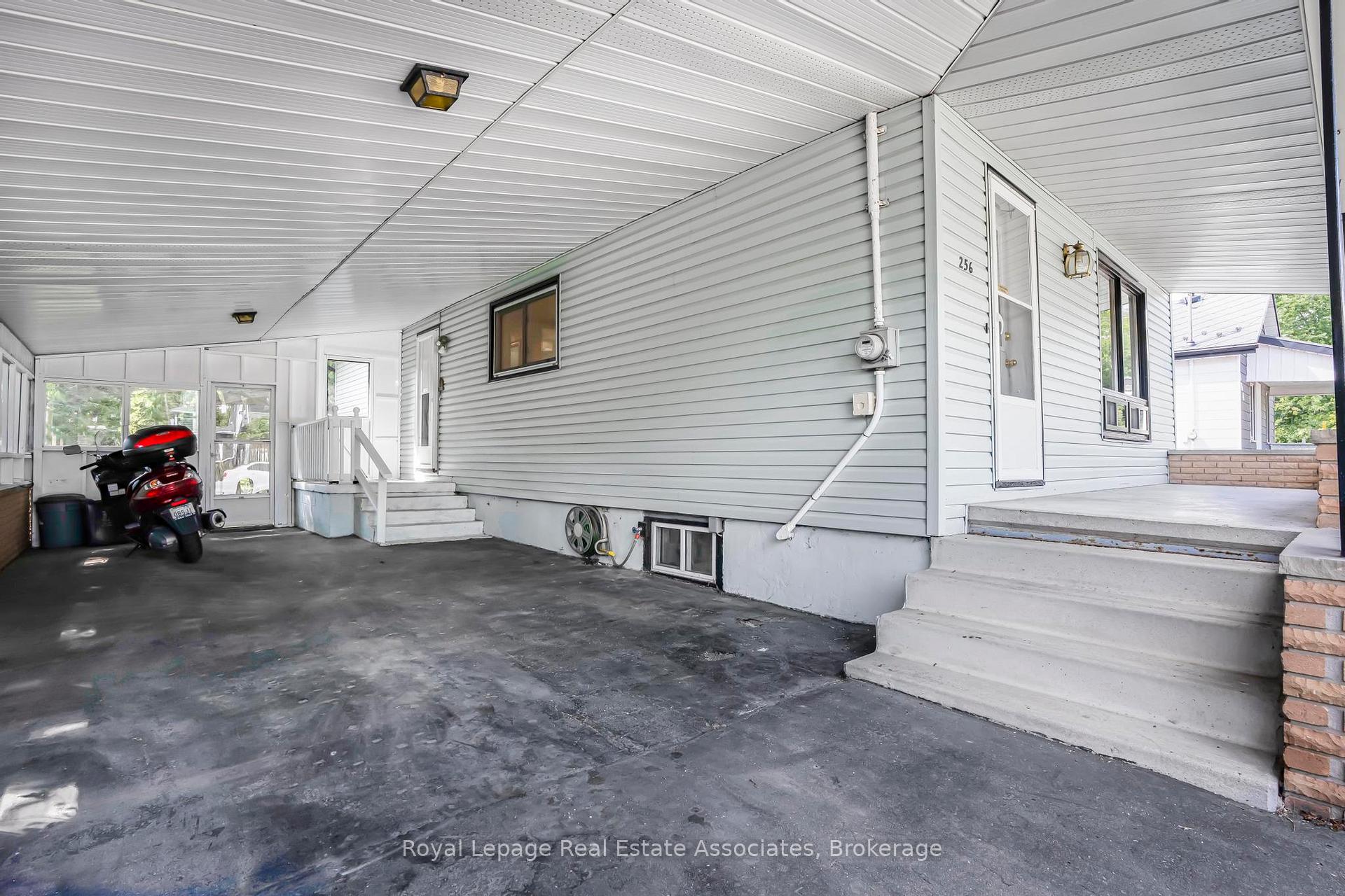 Photo 4 of 256 Chapel Street, Norfolk, Simcoe — HOMEH