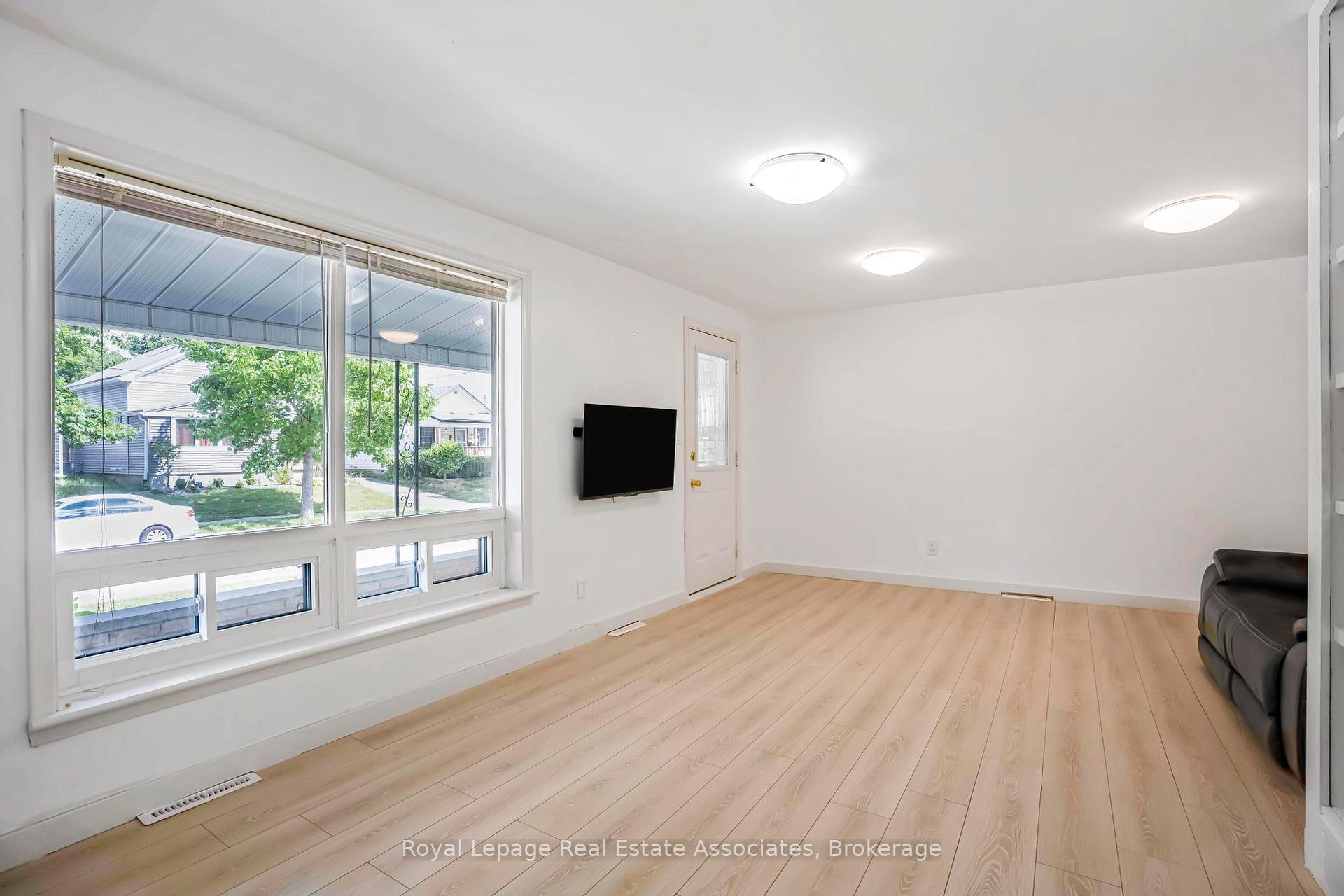 Photo 7 of 256 Chapel Street, Norfolk, Simcoe — HOMEH