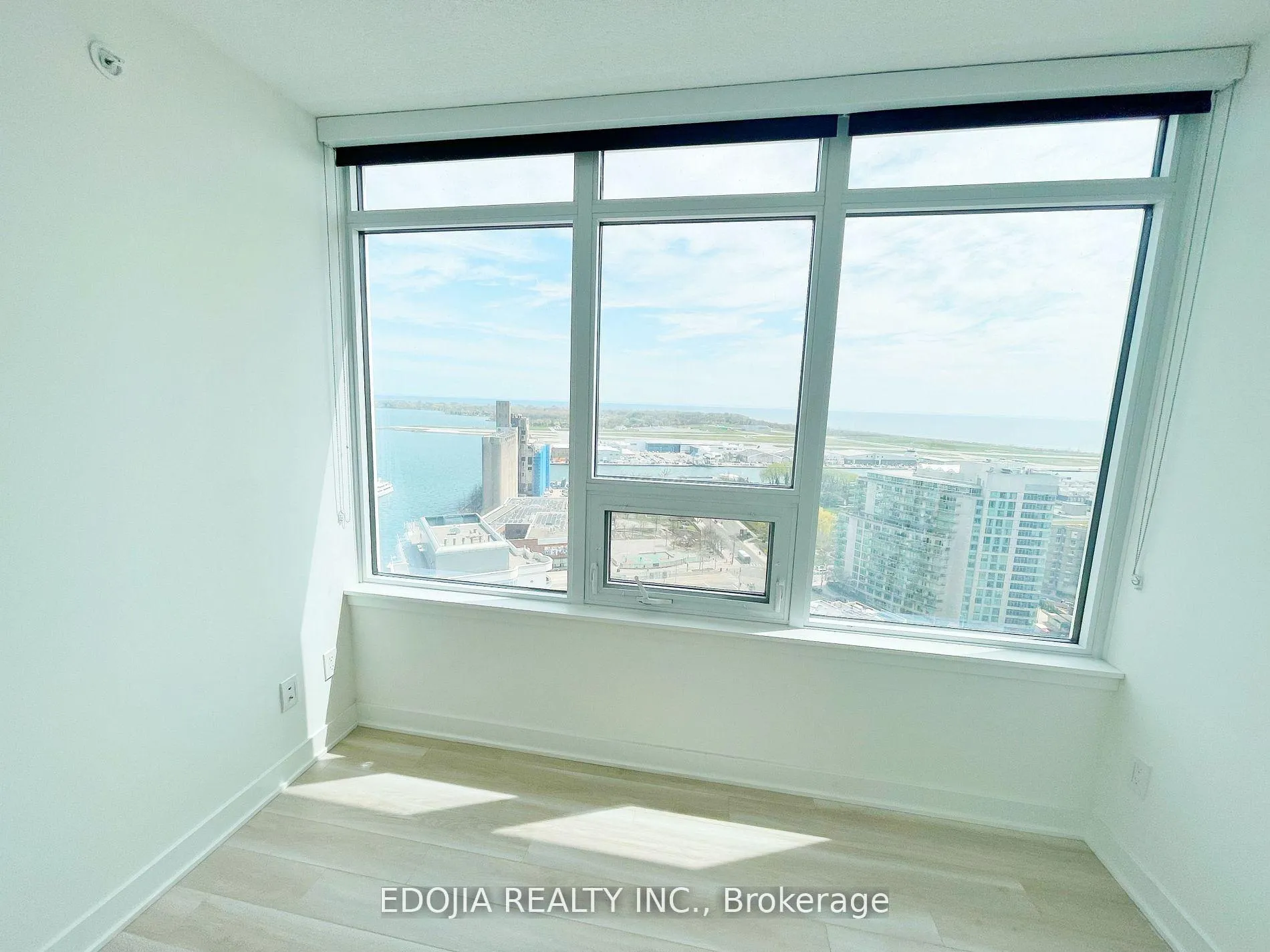 Photo 4 of Unit 2615, 17 Bathurst Street, Toronto, Waterfront Communities — HOMEH
