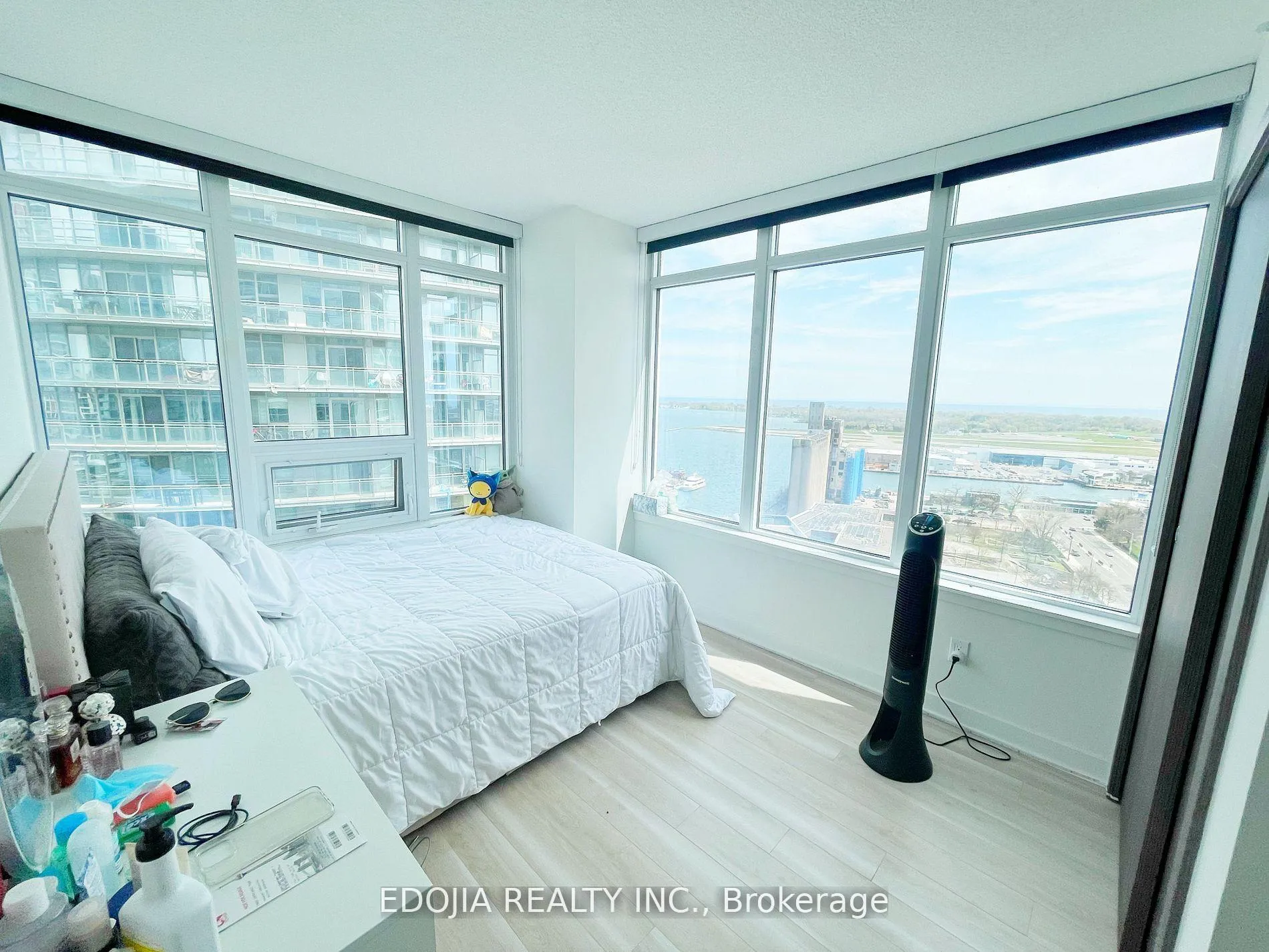 Photo 6 of Unit 2615, 17 Bathurst Street, Toronto, Waterfront Communities — HOMEH