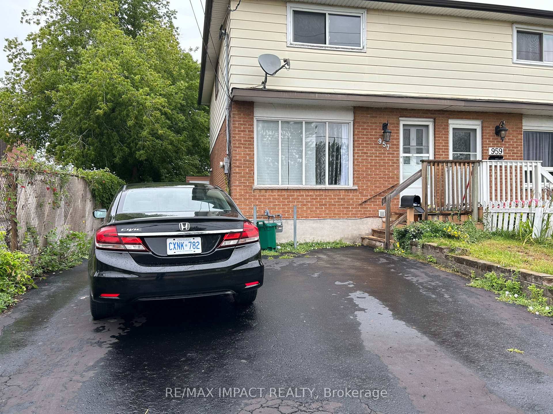 Front of Unit Upper, 957 Glen Street S