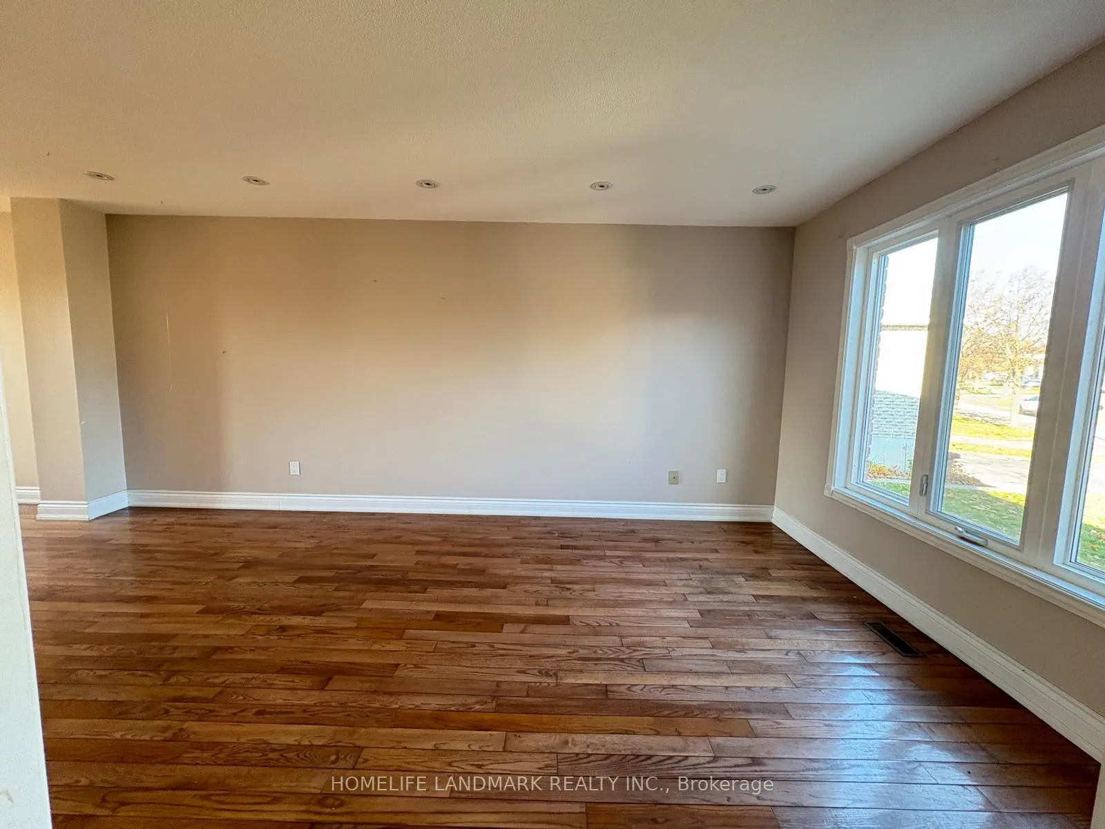 Photo 4 of 2364 Strathmore Crescent, Pickering, Brock Ridge — HOMEH