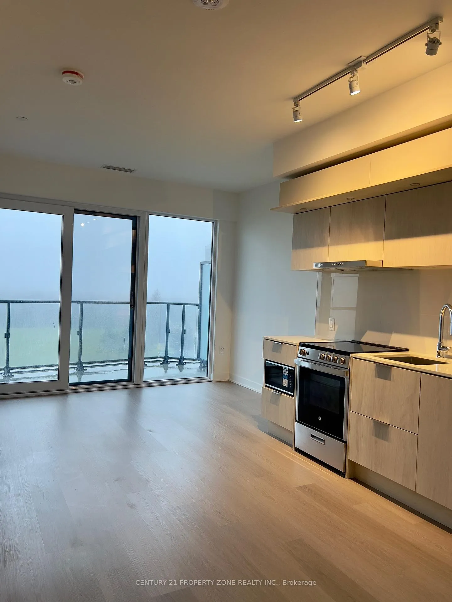 Photo 5 of Unit 521, 448 Burmhamthorpe Road W, Mississauga, City Centre — HOMEH