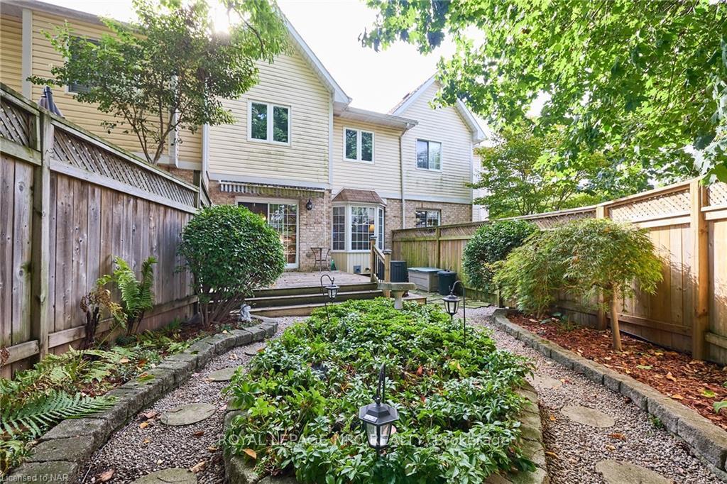 Photo 3 of 102 Woodside Square, Pelham, Fonthill — HOMEH