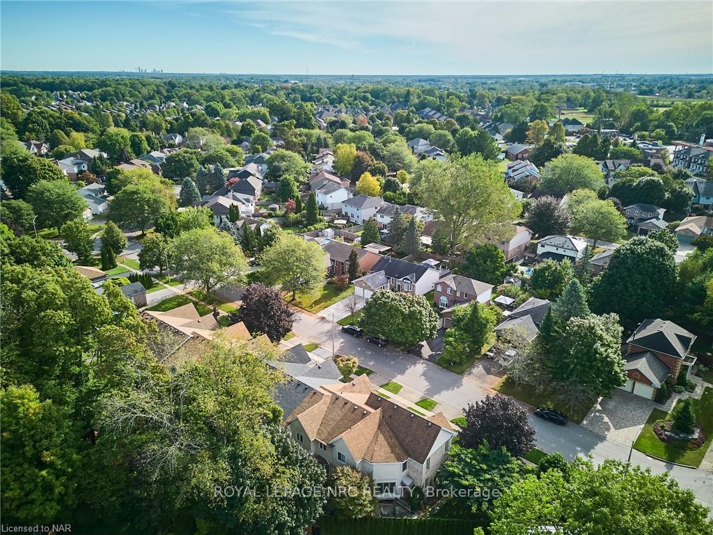 Photo 5 of 102 Woodside Square, Pelham, Fonthill — HOMEH
