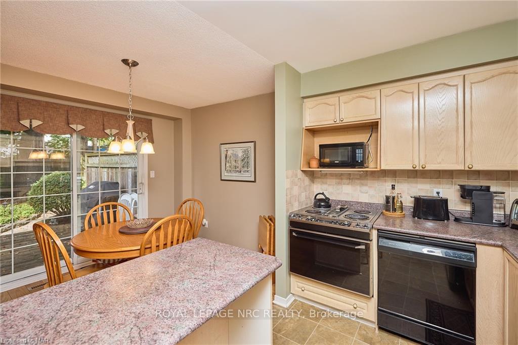 Photo 10 of 102 Woodside Square, Pelham, Fonthill — HOMEH