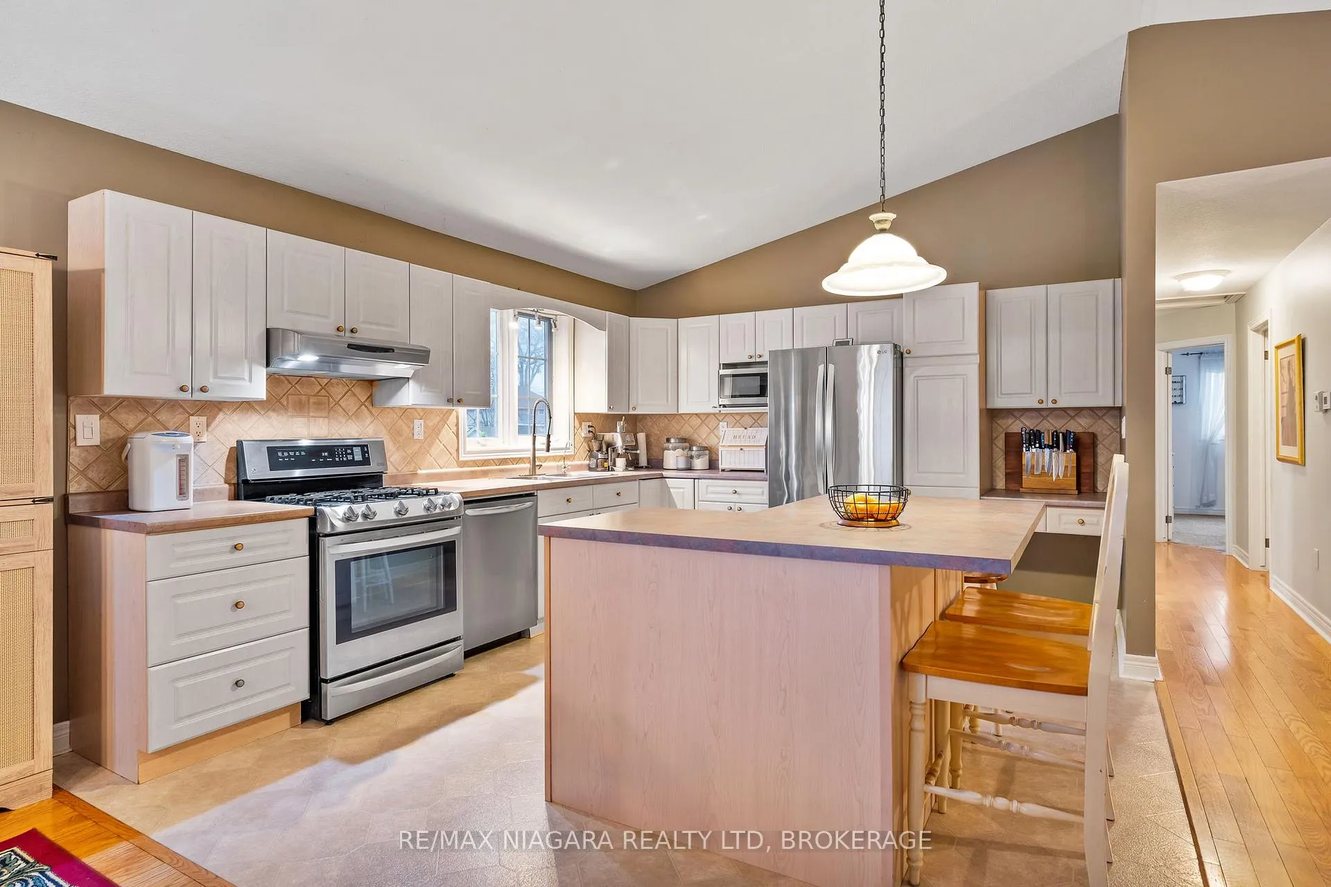 Photo 9 of 272 Steele Street, Port Colborne, Sugarloaf — HOMEH