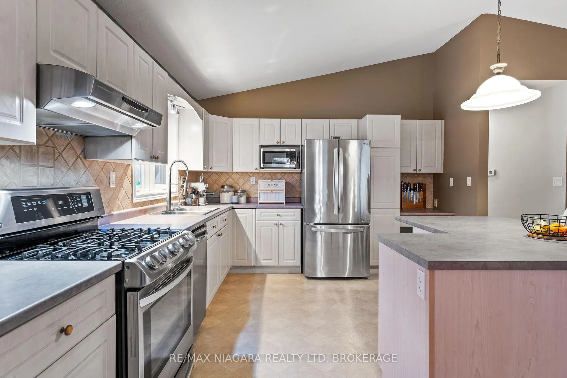 Photo 11 of 272 Steele Street, Port Colborne, Sugarloaf — HOMEH