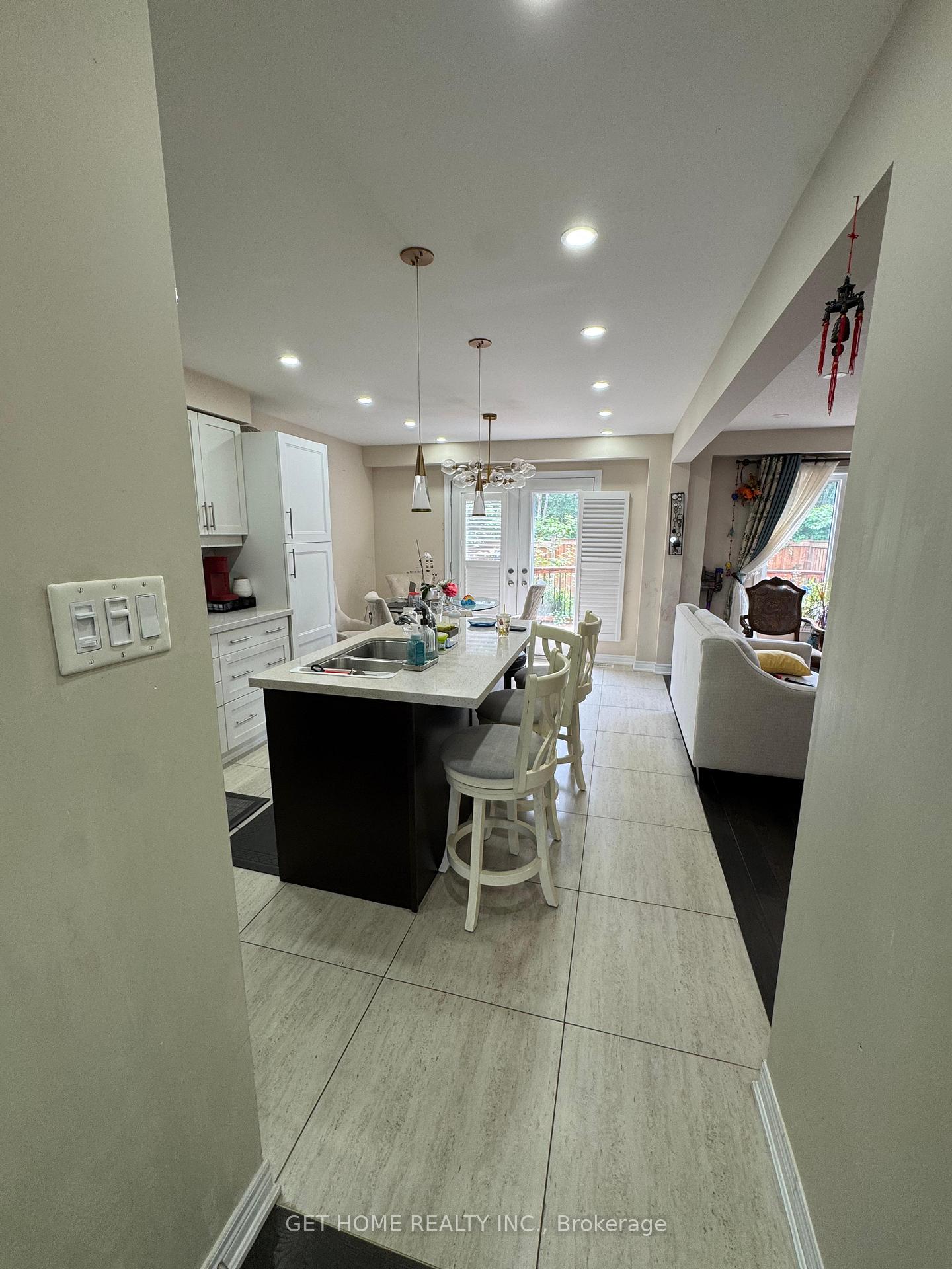 Photo 5 of 827 Renaissance Drive, Oshawa, Lakeview — HOMEH