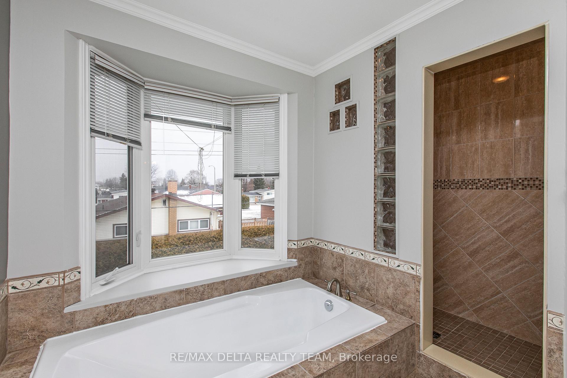 Photo 37 of 1416 Bourcier Drive, Ottawa, Bilberry Creek/Queenswood Heights — HOMEH