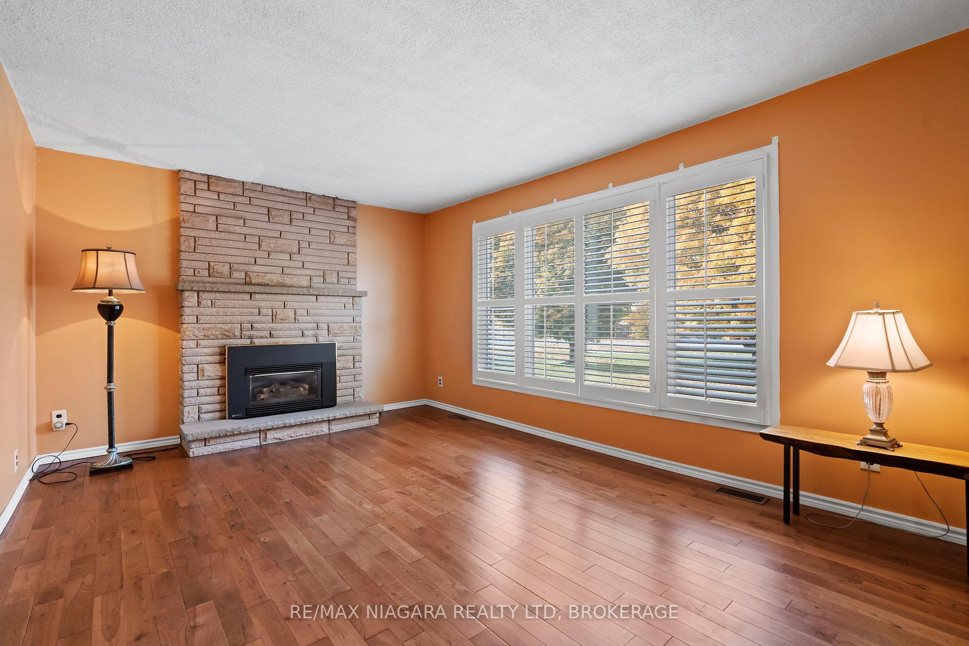 Photo 3 of 1097 Pelham Street, Pelham, Fonthill — HOMEH