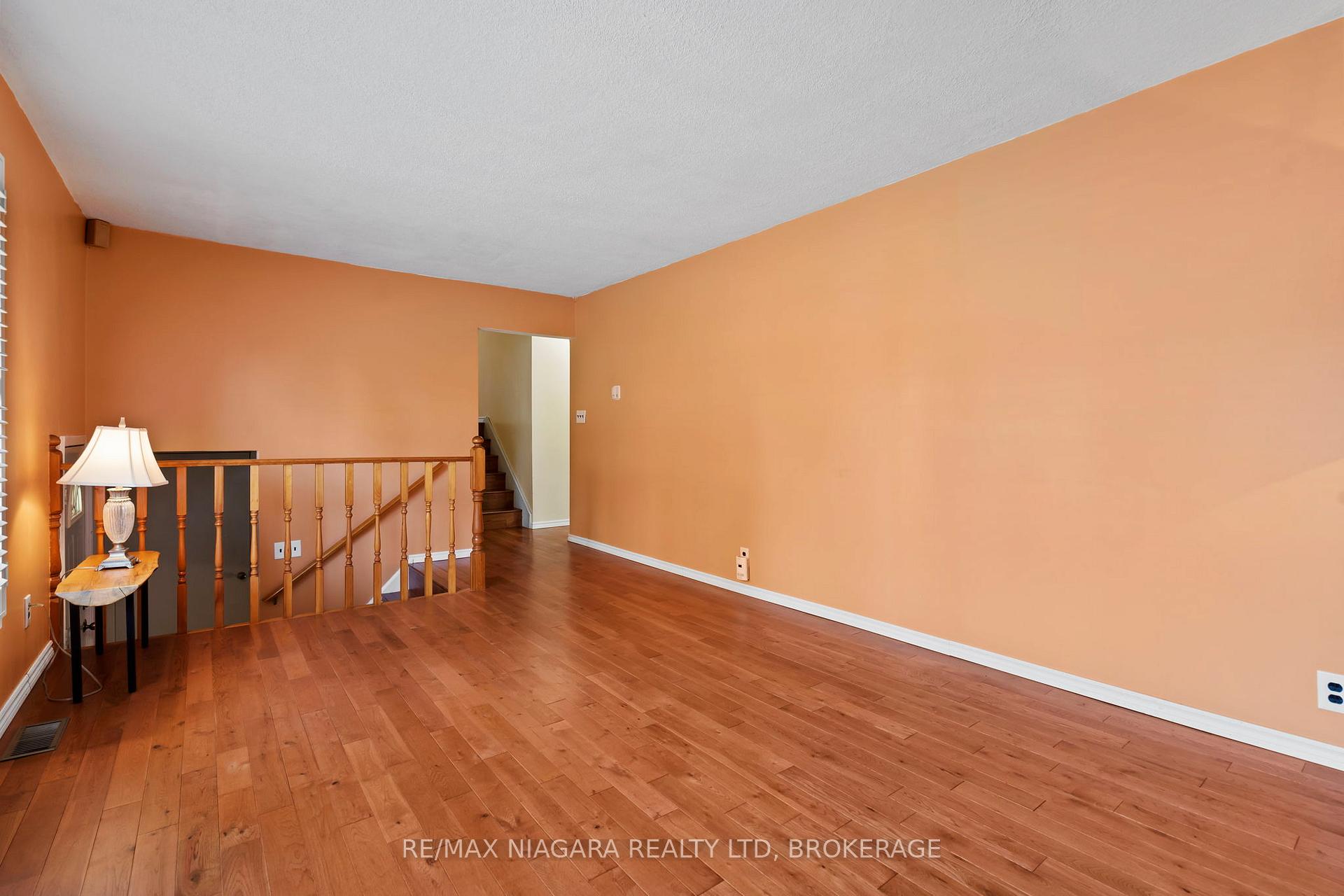 Photo 4 of 1097 Pelham Street, Pelham, Fonthill — HOMEH