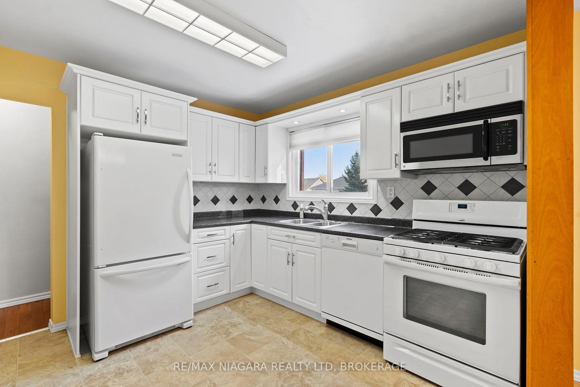 Photo 5 of 1097 Pelham Street, Pelham, Fonthill — HOMEH