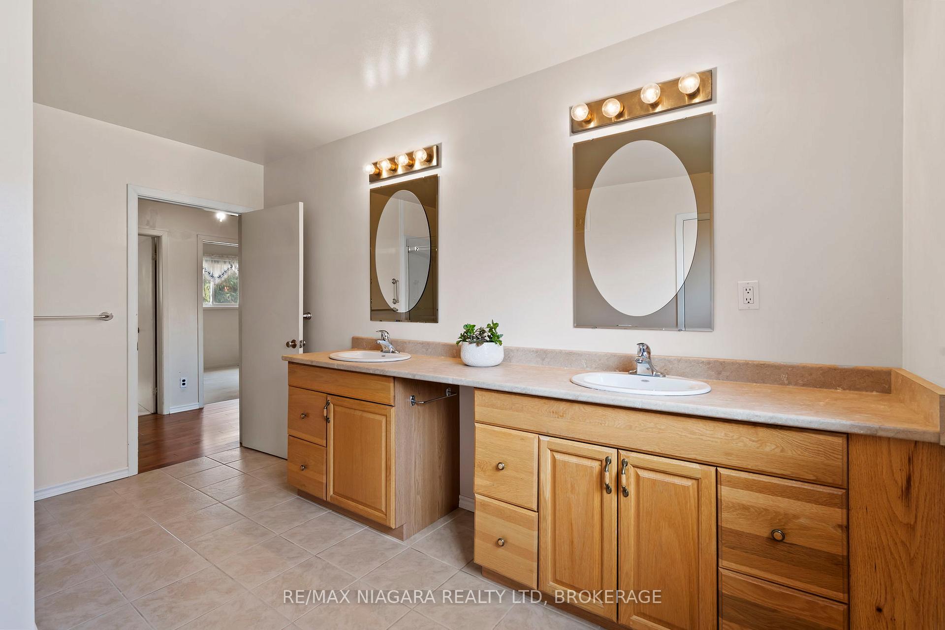 Photo 9 of 1097 Pelham Street, Pelham, Fonthill — HOMEH