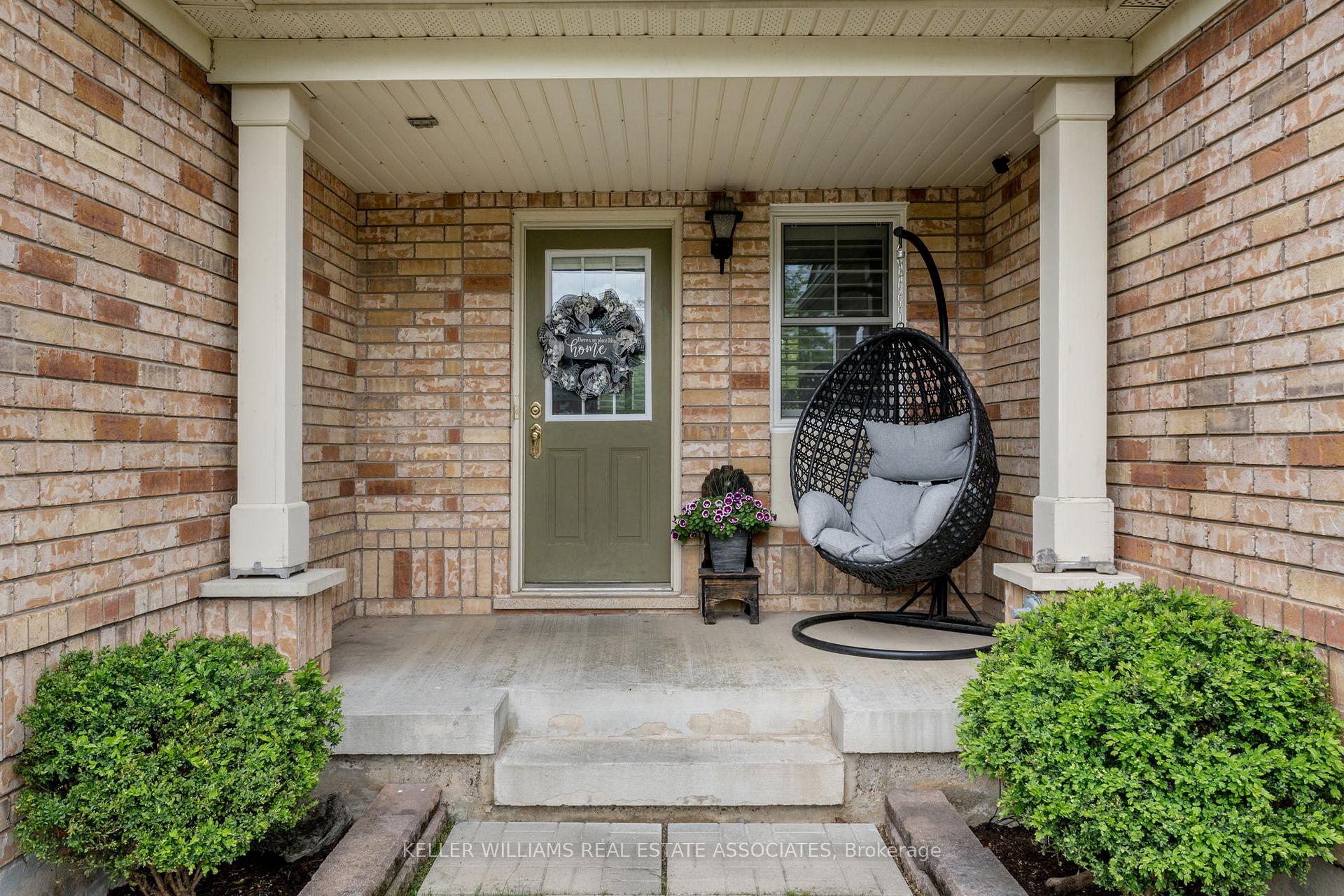 Photo 4 of 626 Hamilton Crescent, Milton, Beaty — HOMEH