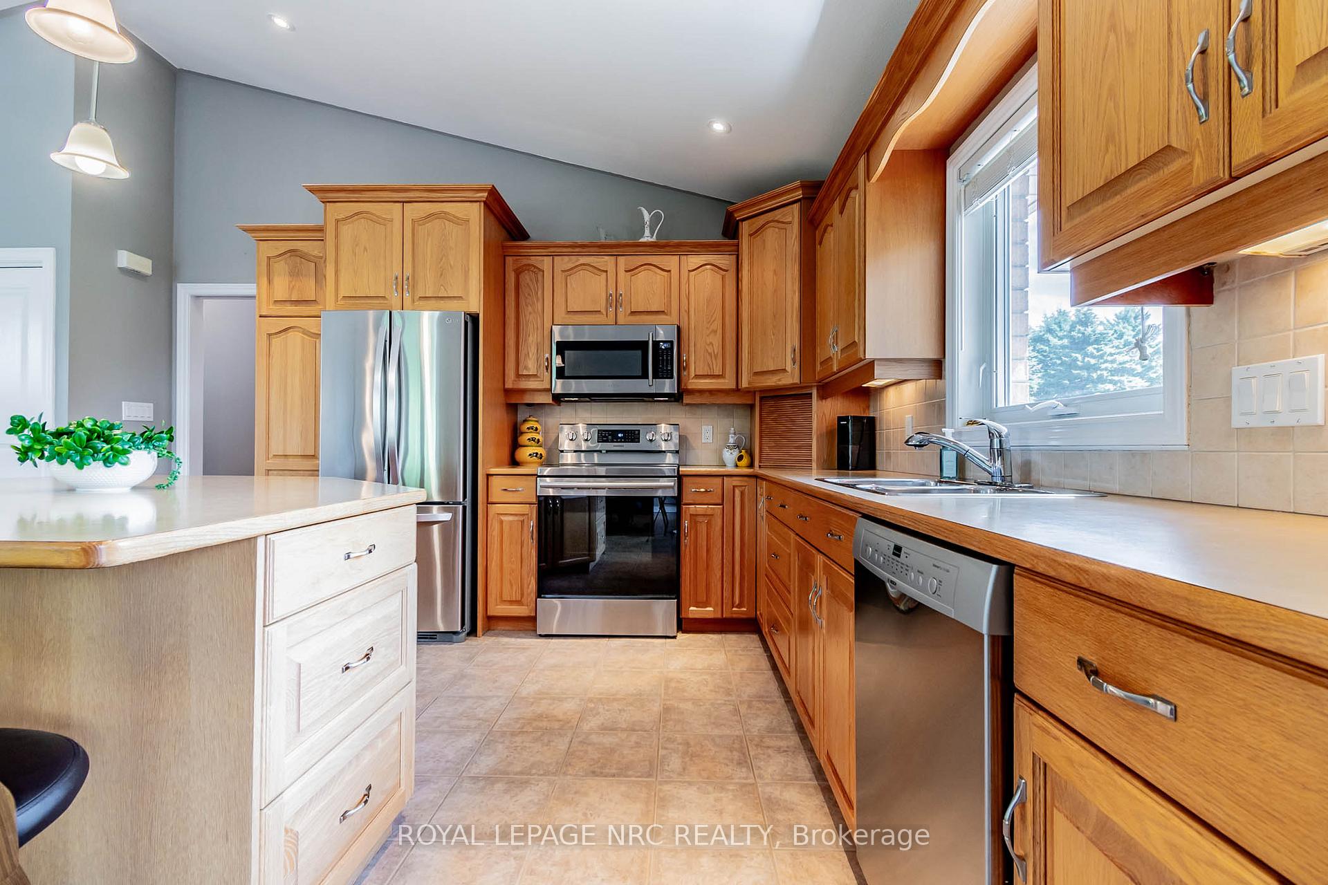 Photo 24 of 64 Sandra Drive, Pelham, Fenwick — HOMEH