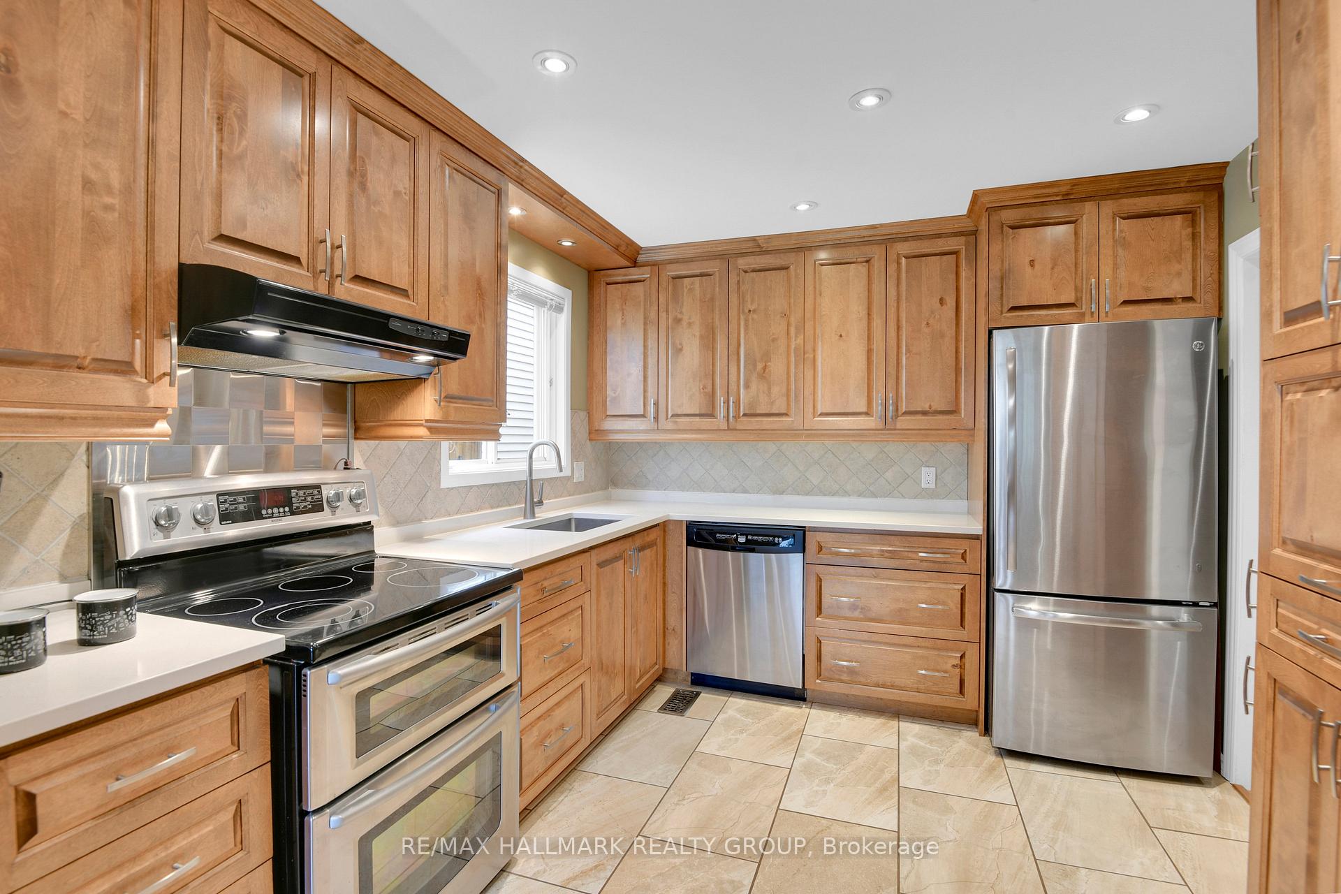 Photo 5 of 411 Sanderling Crescent, Ottawa, Chatelaine Village — HOMEH