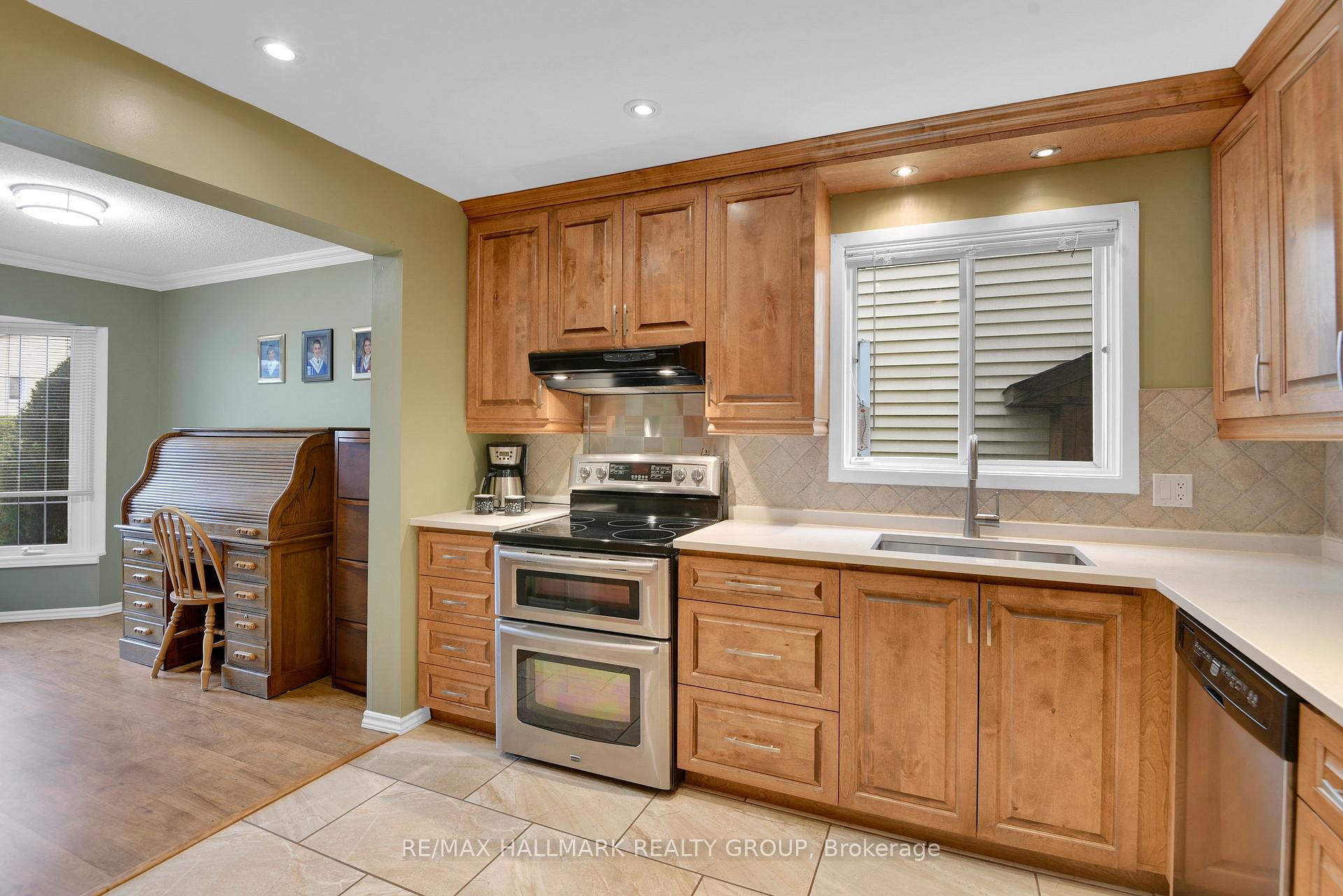 Photo 6 of 411 Sanderling Crescent, Ottawa, Chatelaine Village — HOMEH