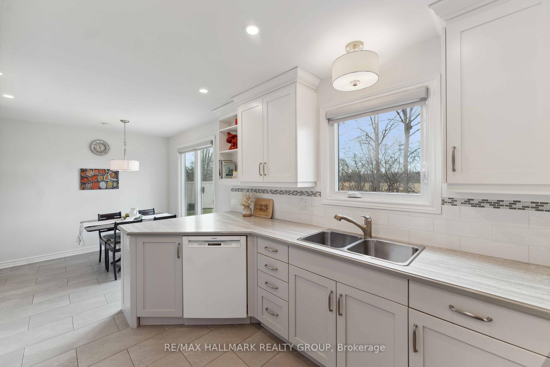 Photo 8 of 6084 Voyageur Drive, Ottawa, Convent Glen — HOMEH